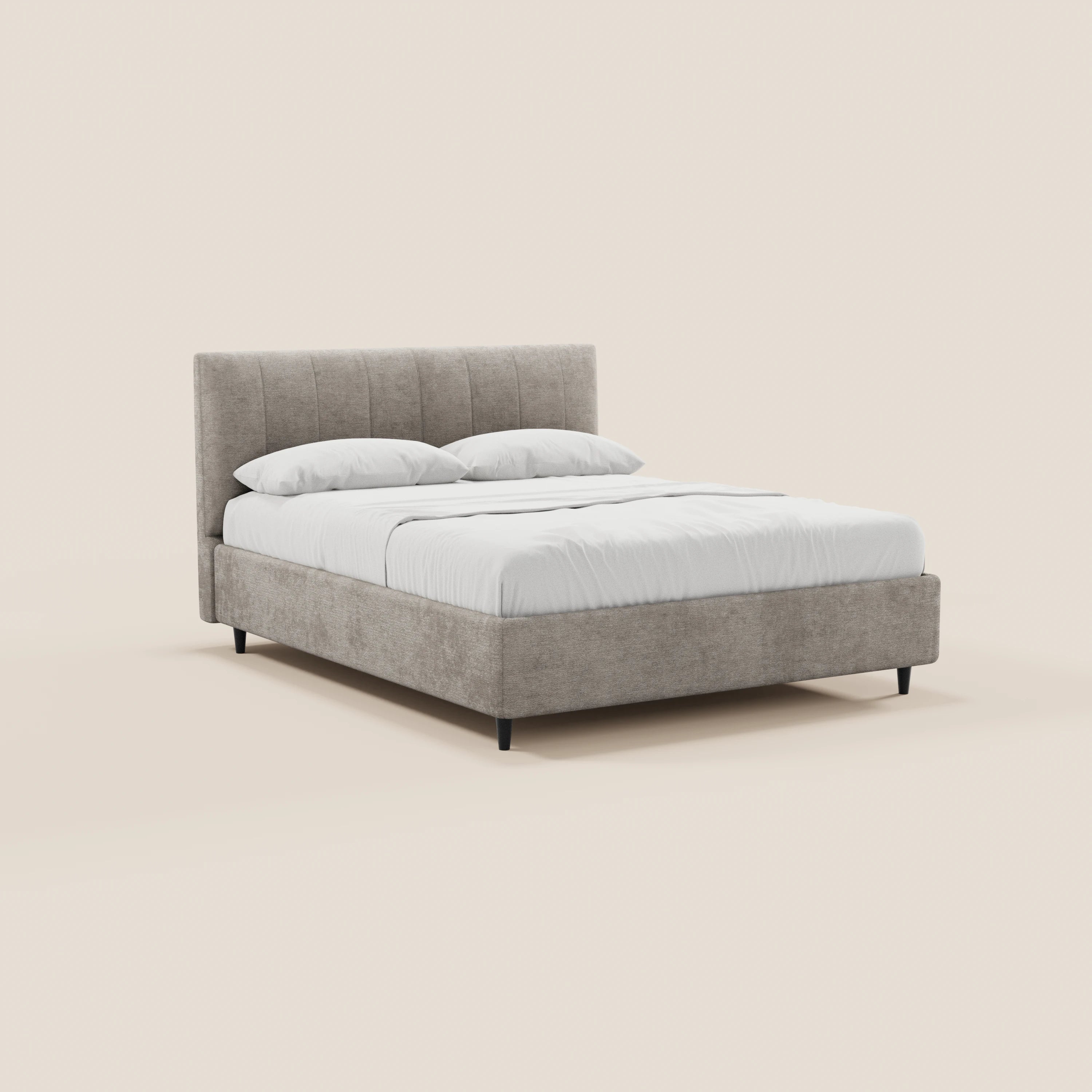 Il letto imbottito con contenitore ONYX di Letti.store presenta una testiera verticale alta, di colore beige chiaro, in tessuto certificato Oeko-Tex®, cuciture verticali e gambe nere, ed è rifinito con cura con biancheria da letto bianca e due cuscini.