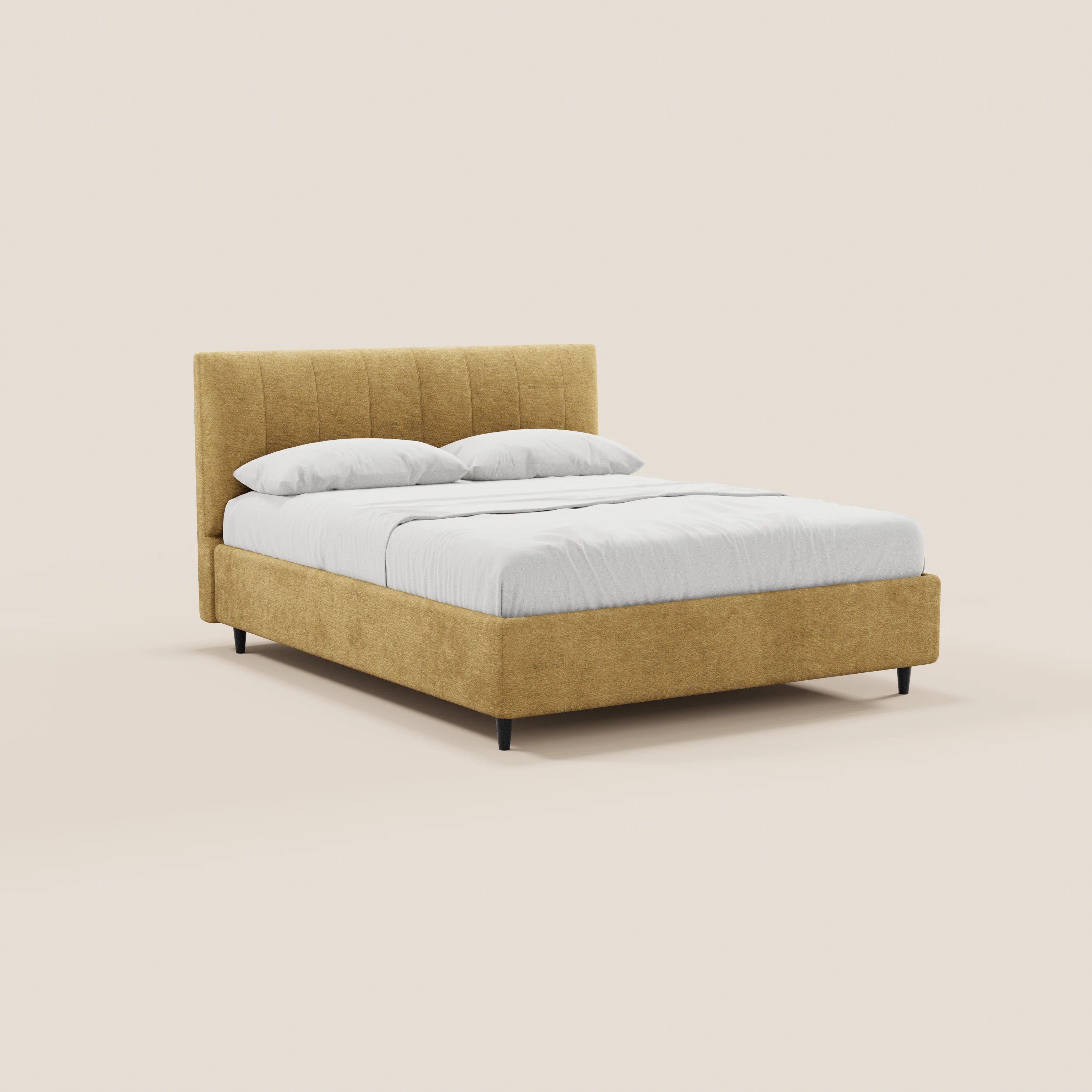 Il letto imbottito ONYX con contenitore di Letti.store presenta una testiera verticale in tessuto giallo senape certificato Oeko-Tex®, due cuscini bianchi e un letto ben rifatto, su piedini neri corti che risaltano su uno sfondo beige chiaro.