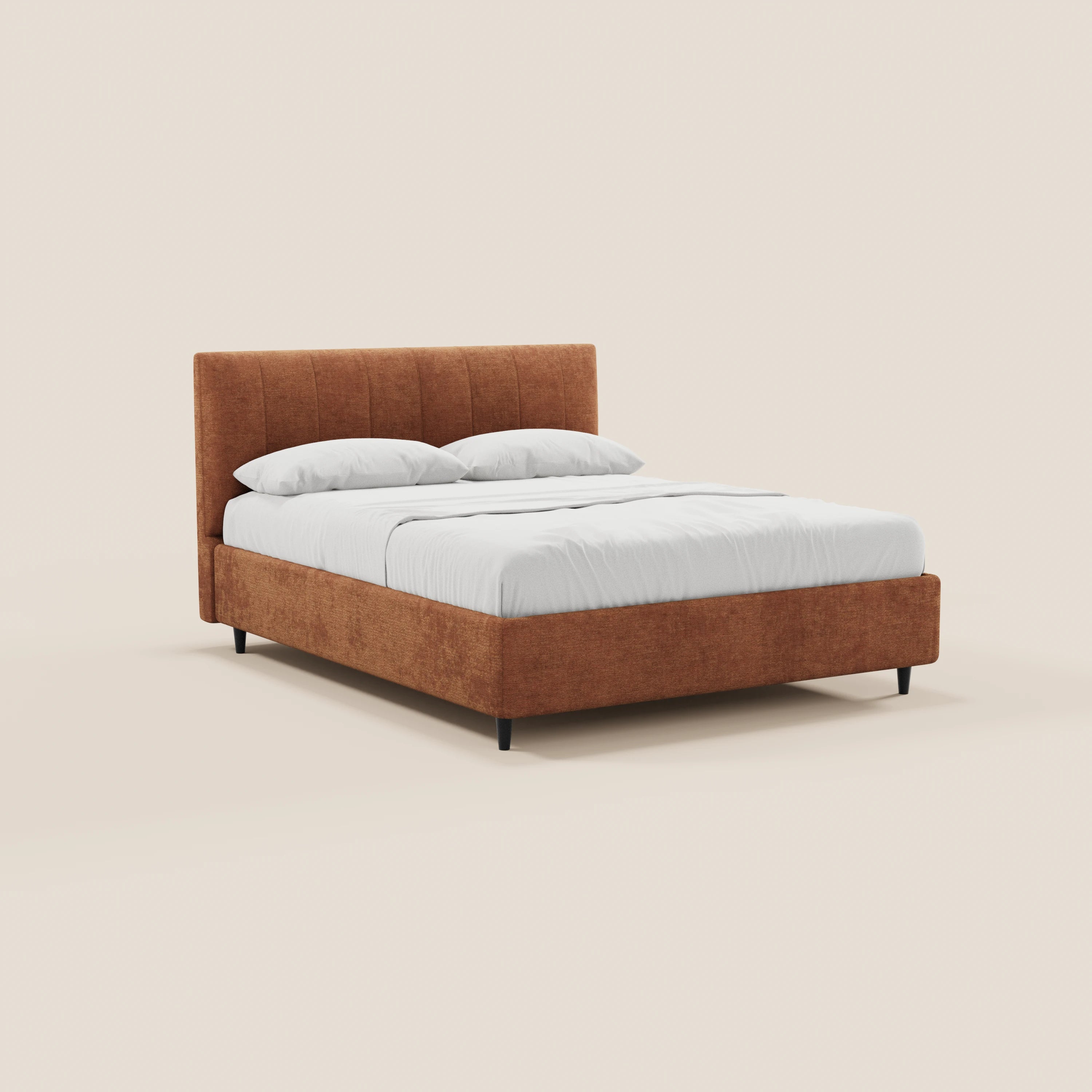 Il letto imbottito ONYX di Letti.store presenta una testiera in tessuto color ruggine, certificata Oeko-Tex®, con cuciture verticali, biancheria da letto bianca e due cuscini, il tutto su uno sfondo beige chiaro e sostenuto da corte gambe nere.