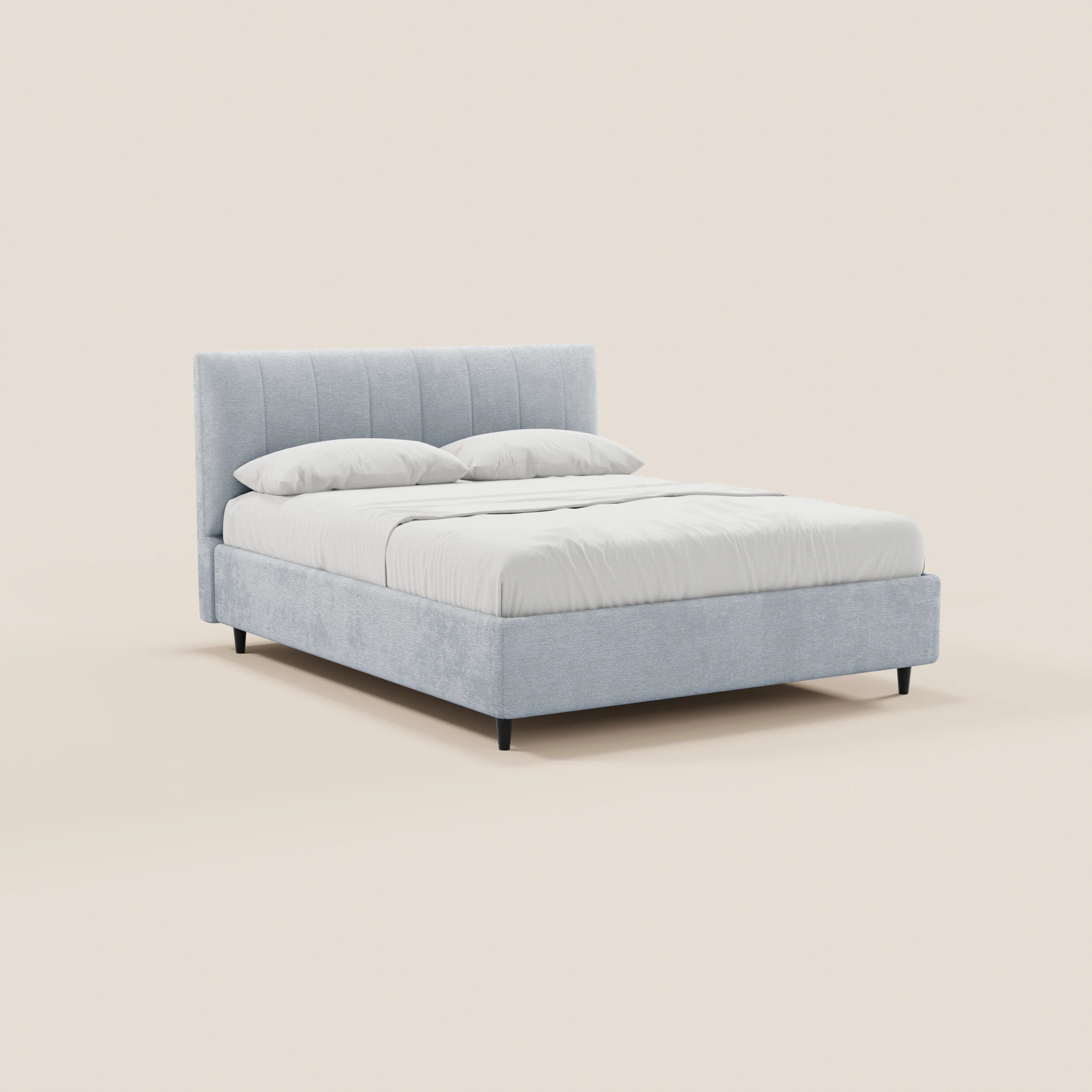 Il letto imbottito ONYX di Letti.store presenta una struttura imbottita di colore grigio chiaro certificata Oeko-Tex®, una testiera con cuciture verticali, biancheria da letto bianca con quattro cuscini e poggia su sottili gambe nere su uno sfondo beige.