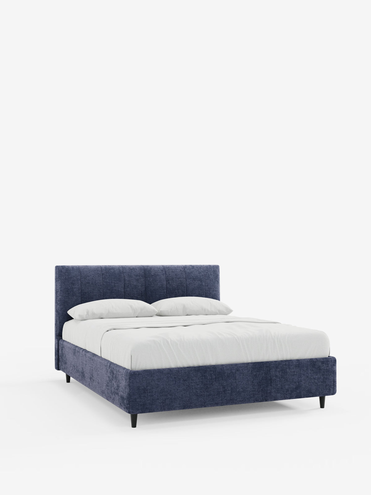 Il letto imbottito ONYX con contenitore e testiera verticale in tessuto certificato Oeko-Tex® di Letti.store presenta una struttura imbottita in un moderno blu intenso con testiera imbottita a pannelli verticali. Rivestito con biancheria da letto bianca e due cuscini bianchi, il letto poggia su semplici gambe nere corte ed è posto su uno sfondo bianco a tinta unita.