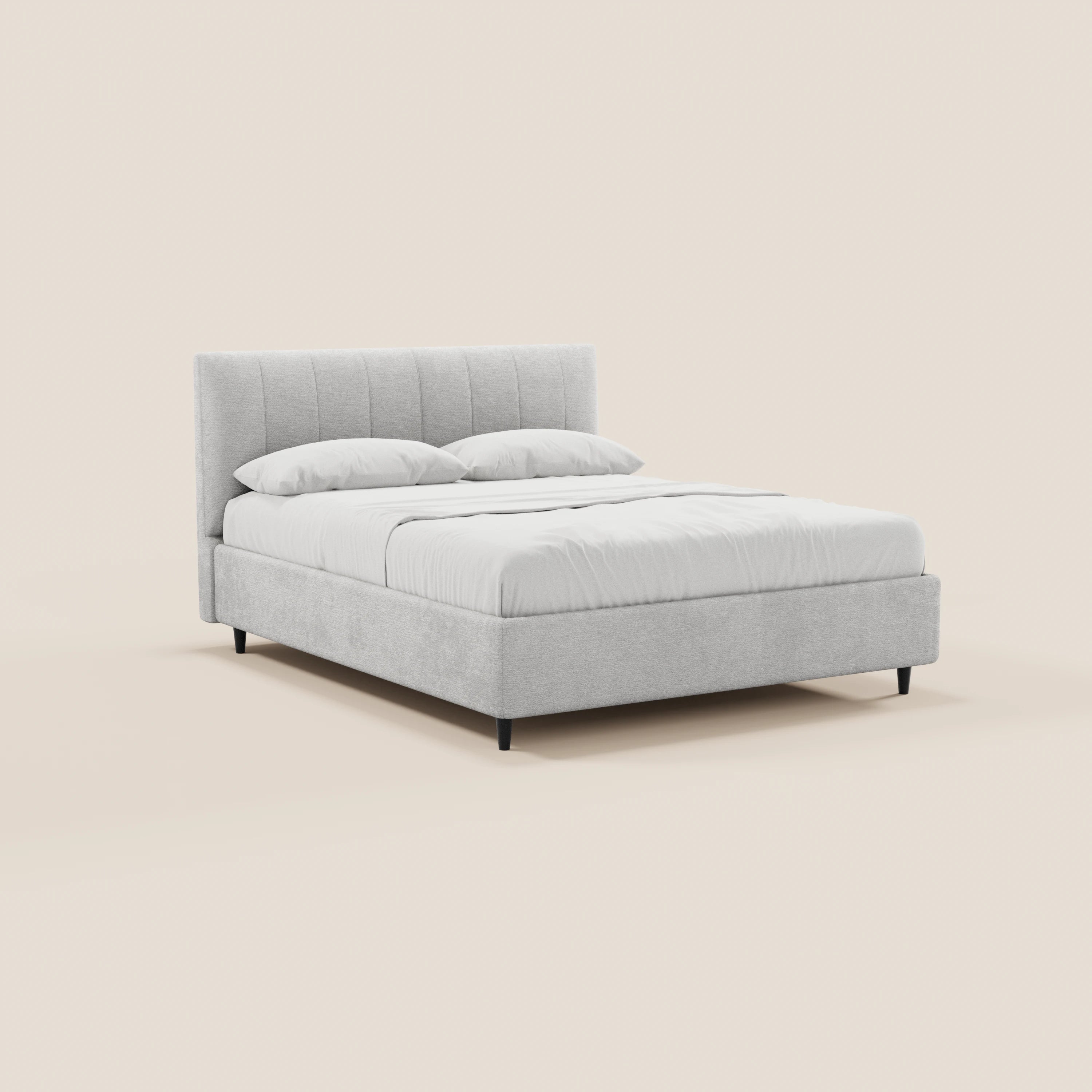 Il letto imbottito con contenitore ONYX di Letti.store è realizzato in tessuto grigio chiaro certificato Oeko-Tex®, presenta una testiera verticale con cuciture discrete e gambe corte nere. È raffigurato con biancheria da letto e cuscini bianchi su uno sfondo beige.