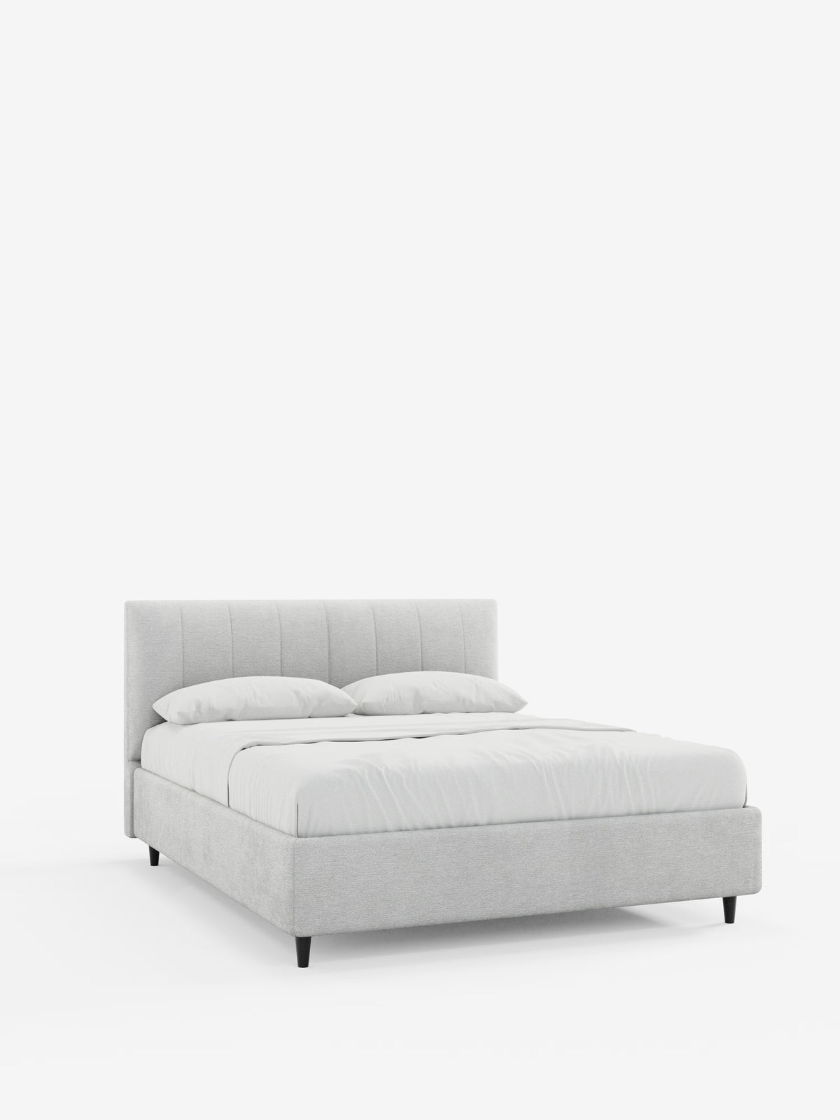 Un letto imbottito contemporaneo ONYX con contenitore di Letti.store, rivestito in tessuto grigio chiaro certificato Oeko-Tex® con testiera a pannelli verticali, è corredato da due cuscini e da una biancheria da letto candida, disposta con cura. Il letto poggia su corte gambe nere e si staglia su uno sfondo bianco liscio.