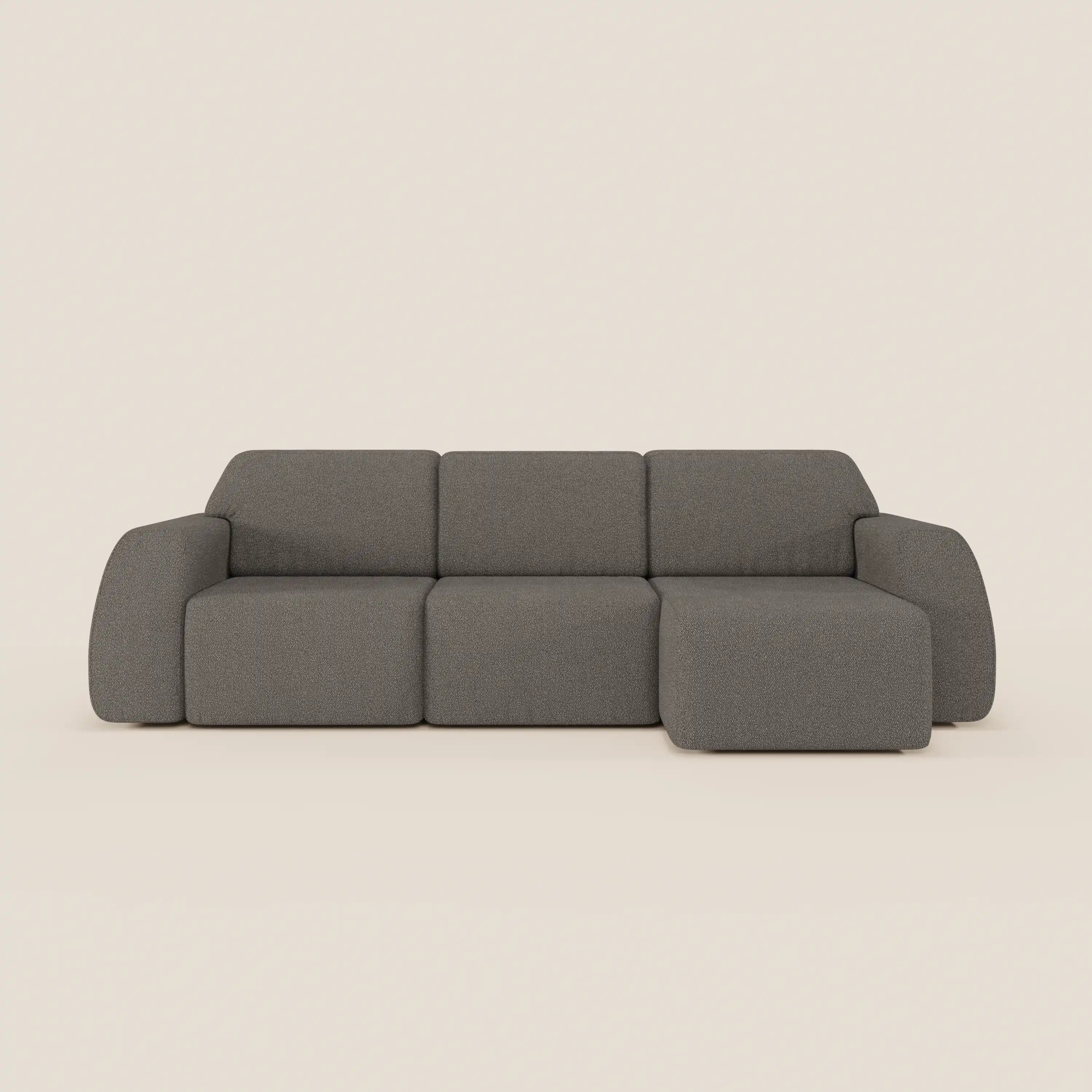 Orbit Divano angolare di Divani.Store è un moderno divano componibile grigio con chaise reversibile e sedute allungabili, rivestito in tessuto antimacchia effetto cotone T33, su sfondo beige chiaro.