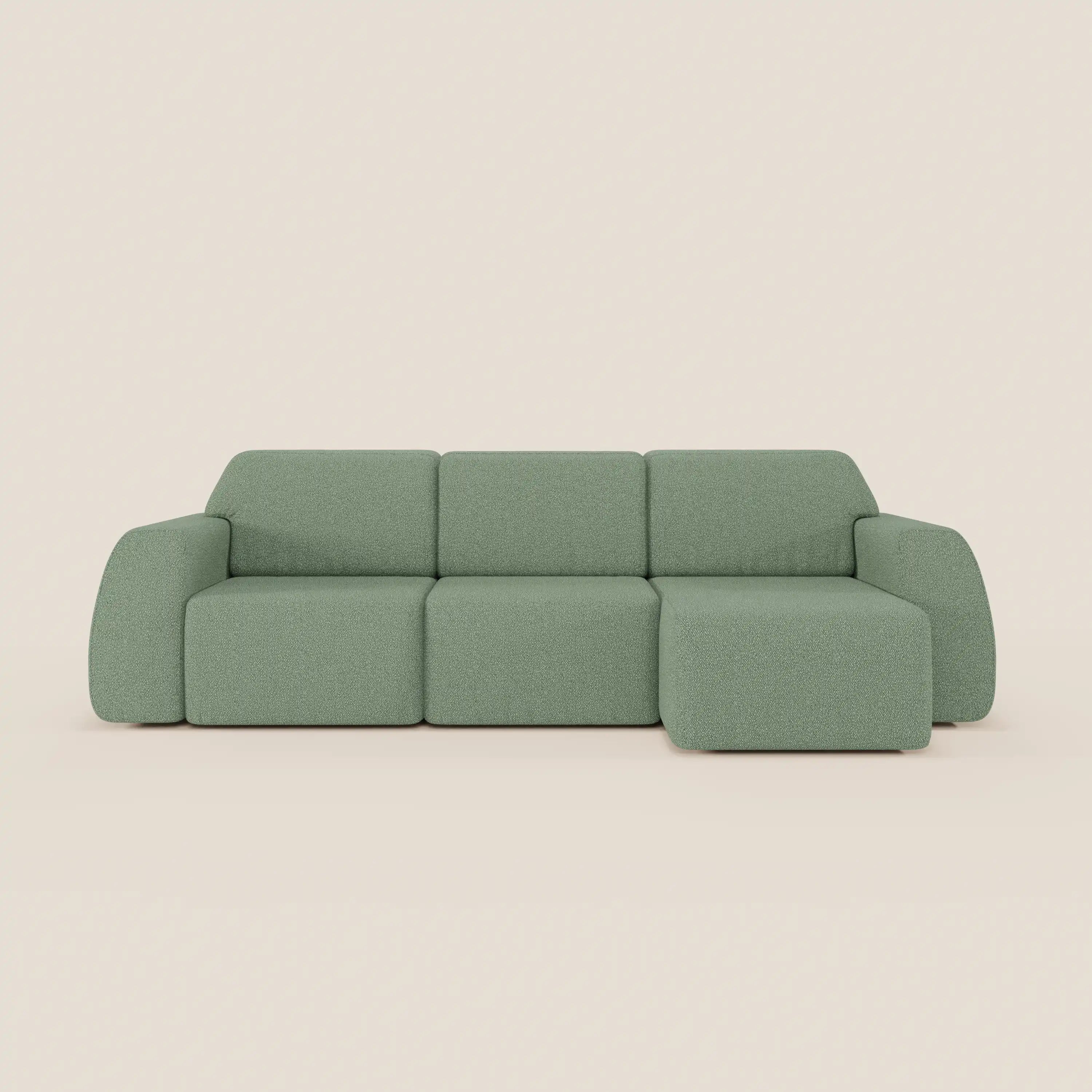 Orbit Divano angolare di Divani.Store è un moderno divano angolare verde chiaro con chaise reversibile e tutte le sedute allungabili, in tessuto antimacchia effetto cotone T33, caratterizzato da braccioli arrotondati e da un'imbottitura morbida su sfondo bianco sporco.