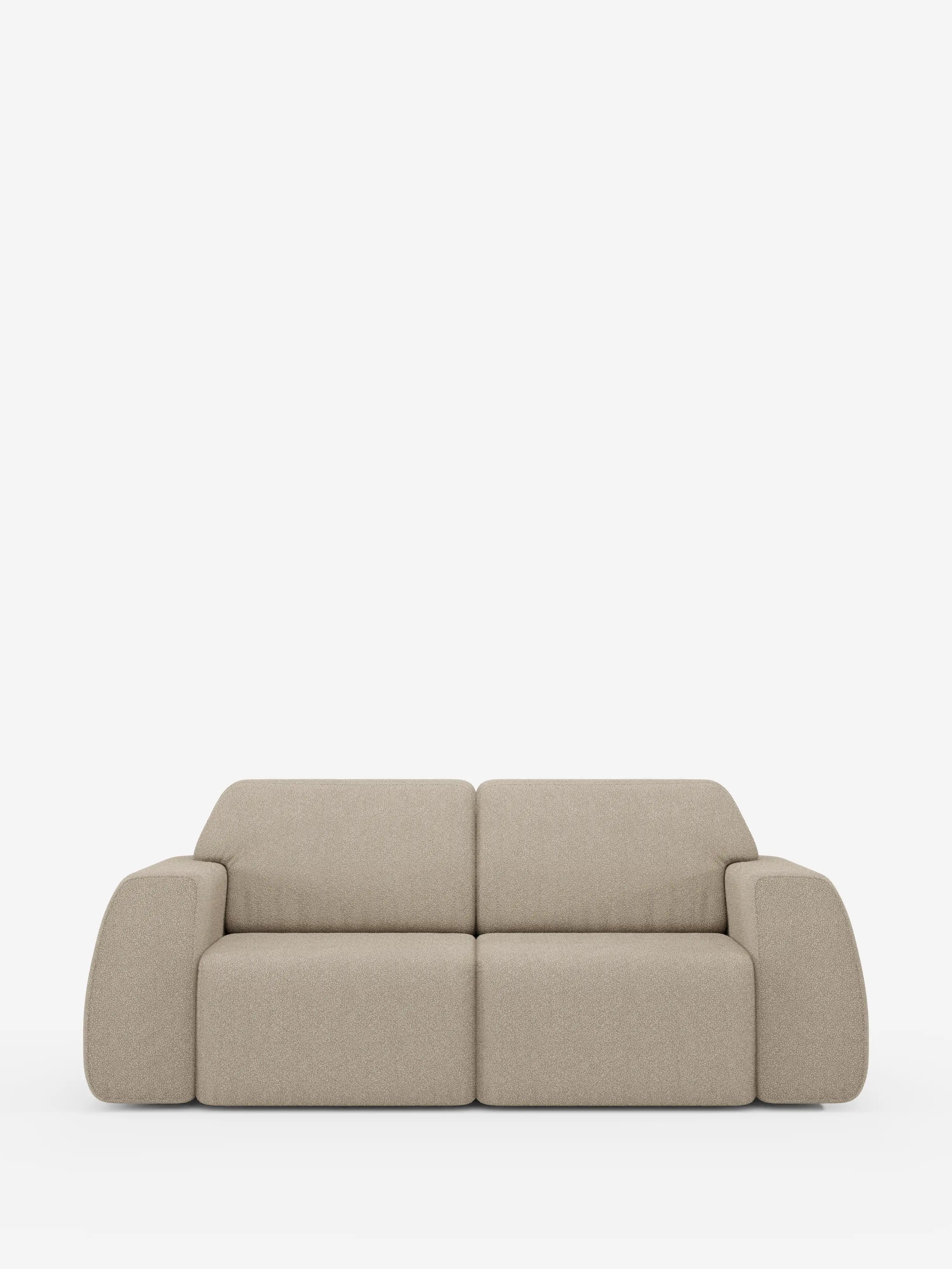 Su uno sfondo bianco a tinta unita, il divano Orbit a 2 e 3 posti di Divani.Store si presenta con una silhouette moderna a due posti in colore beige, caratterizzata da ampi braccioli arrotondati e schienali bassi. Questo divano completamente sfoderabile è rivestito in tessuto T33 effetto cotone antimacchia, che ne facilita la manutenzione. Il suo design minimalista — con un rivestimento morbido e strutturato e linee pulite e semplici — incarna alla perfezione lo stile contemporaneo e il comfort.