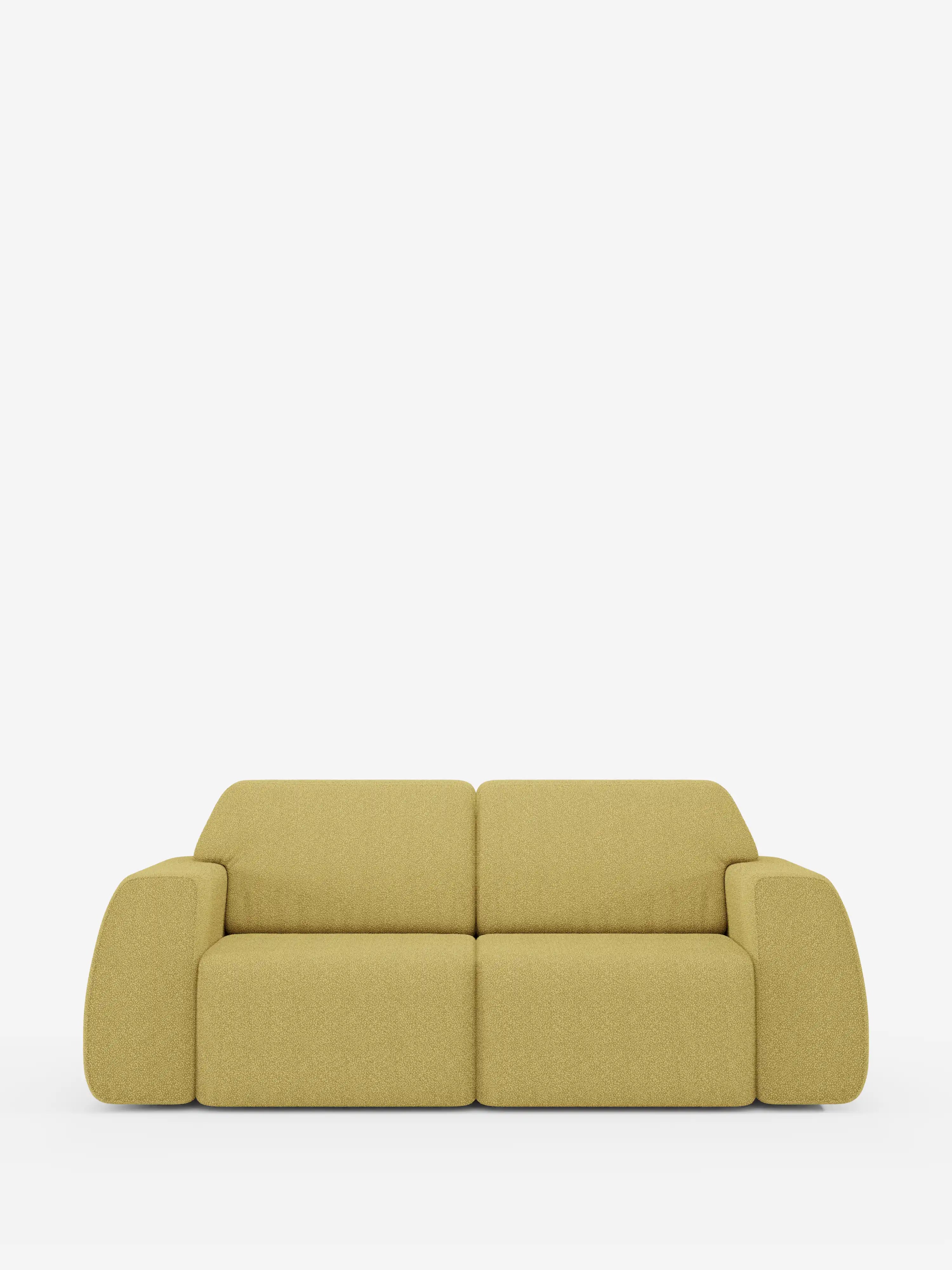 Un divano Orbit moderno e minimalista, nei toni del giallo senape, a 2 e 3 posti con sedute scorrevoli, firmato Divani.Store, rivestito in morbido tessuto T33 effetto cotone, resistente alle macchie e con fodere completamente sfoderabili, caratterizzato da cuscini morbidi e squadrati e braccioli arrotondati. Su uno sfondo bianco, lo schienale basso e la texture avvolgente del divano gli conferiscono un aspetto accogliente.