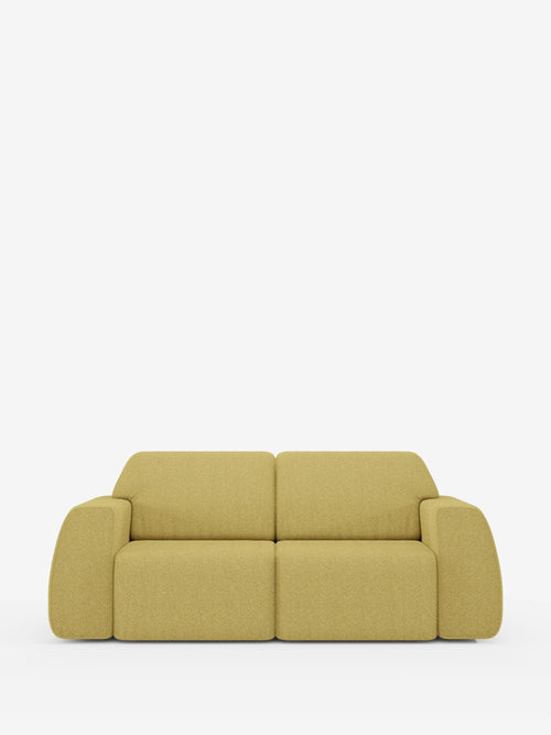 Un divano Orbit moderno e minimalista, nei toni del giallo senape, a 2 e 3 posti con sedute scorrevoli, firmato Divani.Store, rivestito in morbido tessuto T33 effetto cotone, resistente alle macchie e con fodere completamente sfoderabili, caratterizzato da cuscini morbidi e squadrati e braccioli arrotondati. Su uno sfondo bianco, lo schienale basso e la texture avvolgente del divano gli conferiscono un aspetto accogliente.