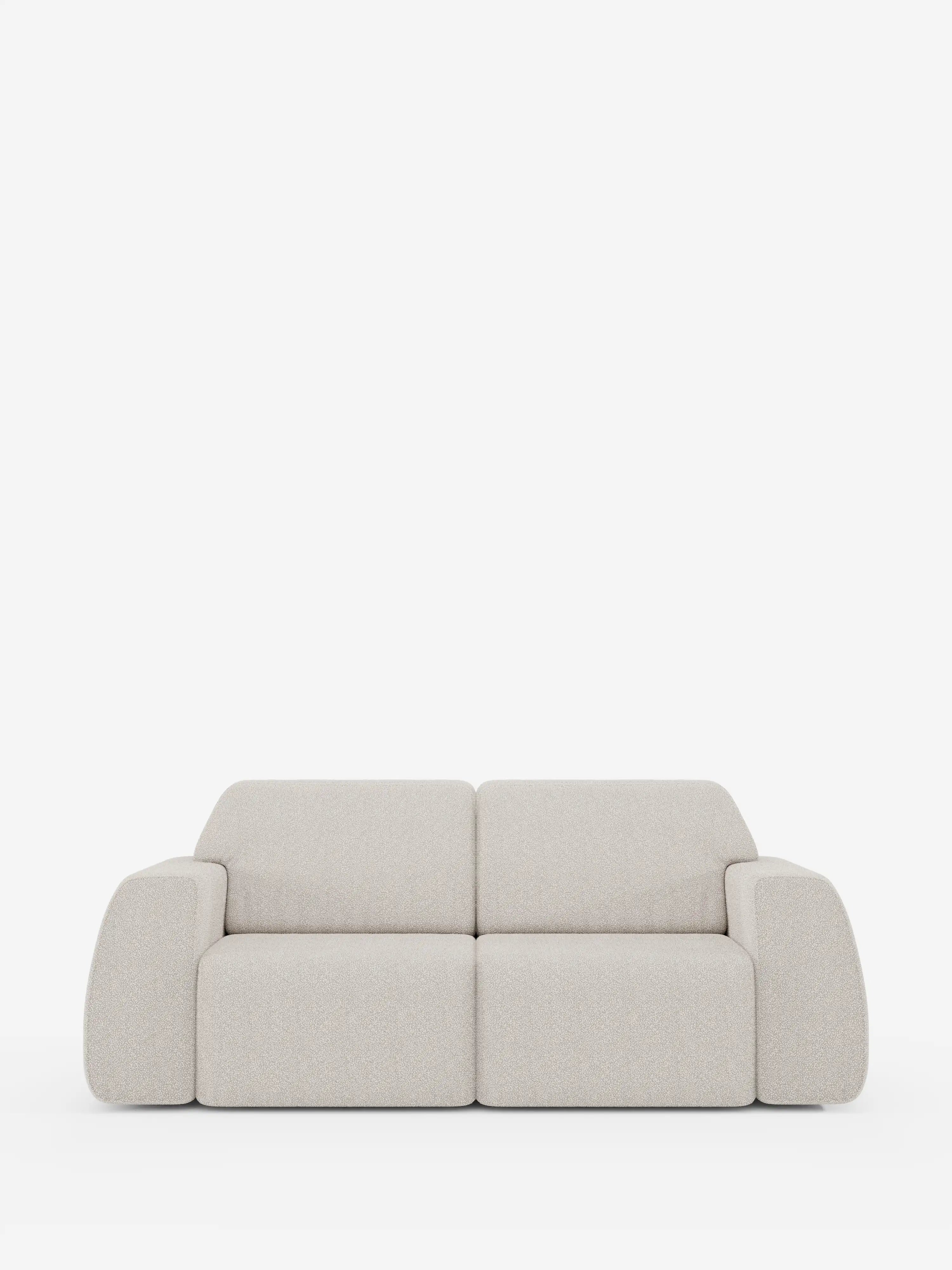Un divano Orbit a 3 posti moderno e minimalista, color beige chiaro, con sedute scorrevoli, firmato Divani.Store, caratterizzato da morbidi cuscini arrotondati e ampi braccioli, che risaltano su uno sfondo bianco a tinta unita. Completamente sfoderabile in tessuto smacchiabile effetto cotone T33, questo divano presenta uno schienale basso dalle linee semplici e pulite e incarna un design contemporaneo per un look davvero sofisticato.