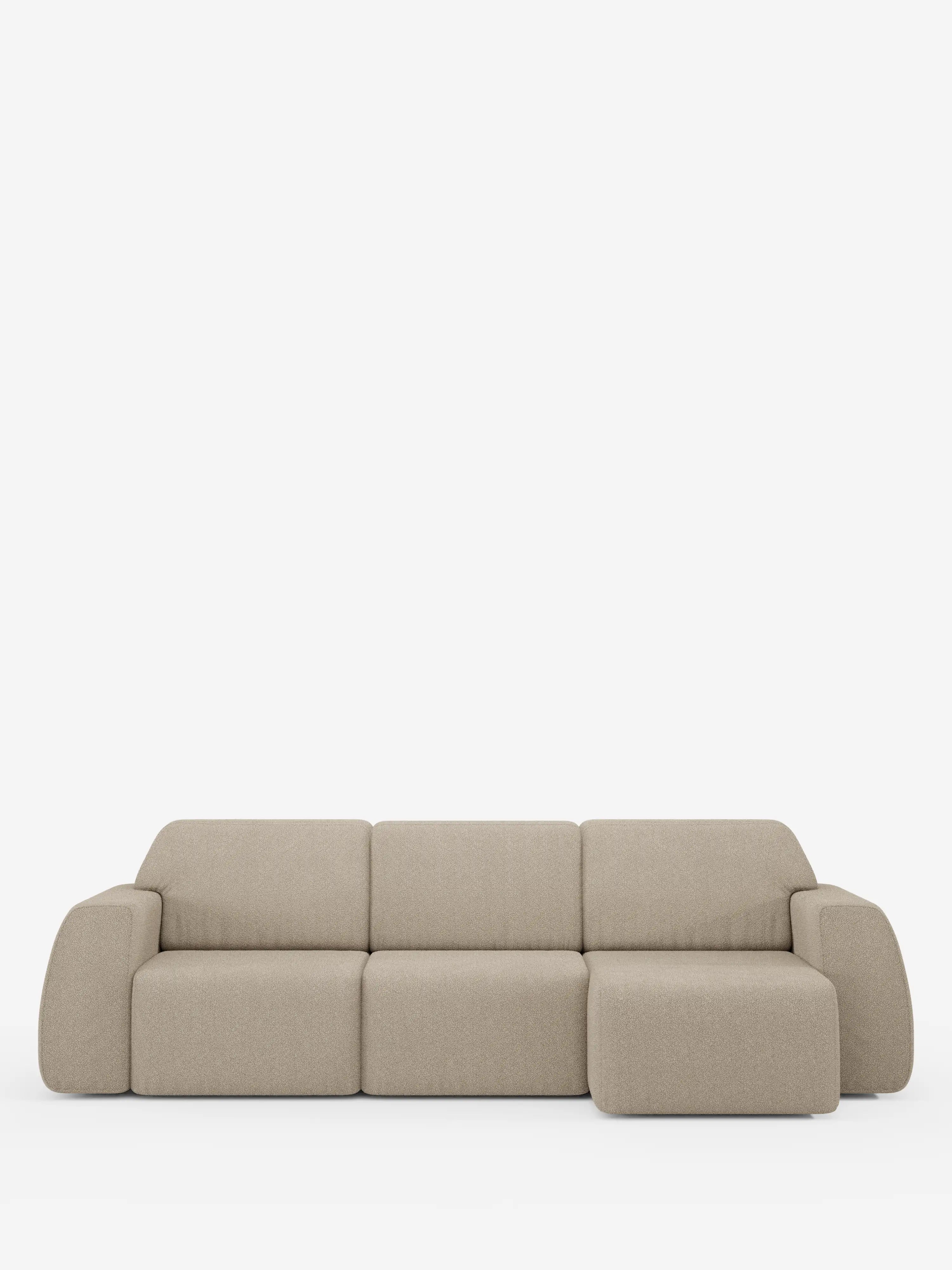 Un divano angolare Orbit Divano in beige, dal design contemporaneo, di Divani.Store, caratterizzato da una chaise longue reversibile sul lato destro, tre spaziosi posti a sedere estensibili rivestiti in tessuto T33 effetto cotone antimacchia, morbidi braccioli arrotondati e un design minimalista, presentato su uno sfondo bianco a tinta unita.