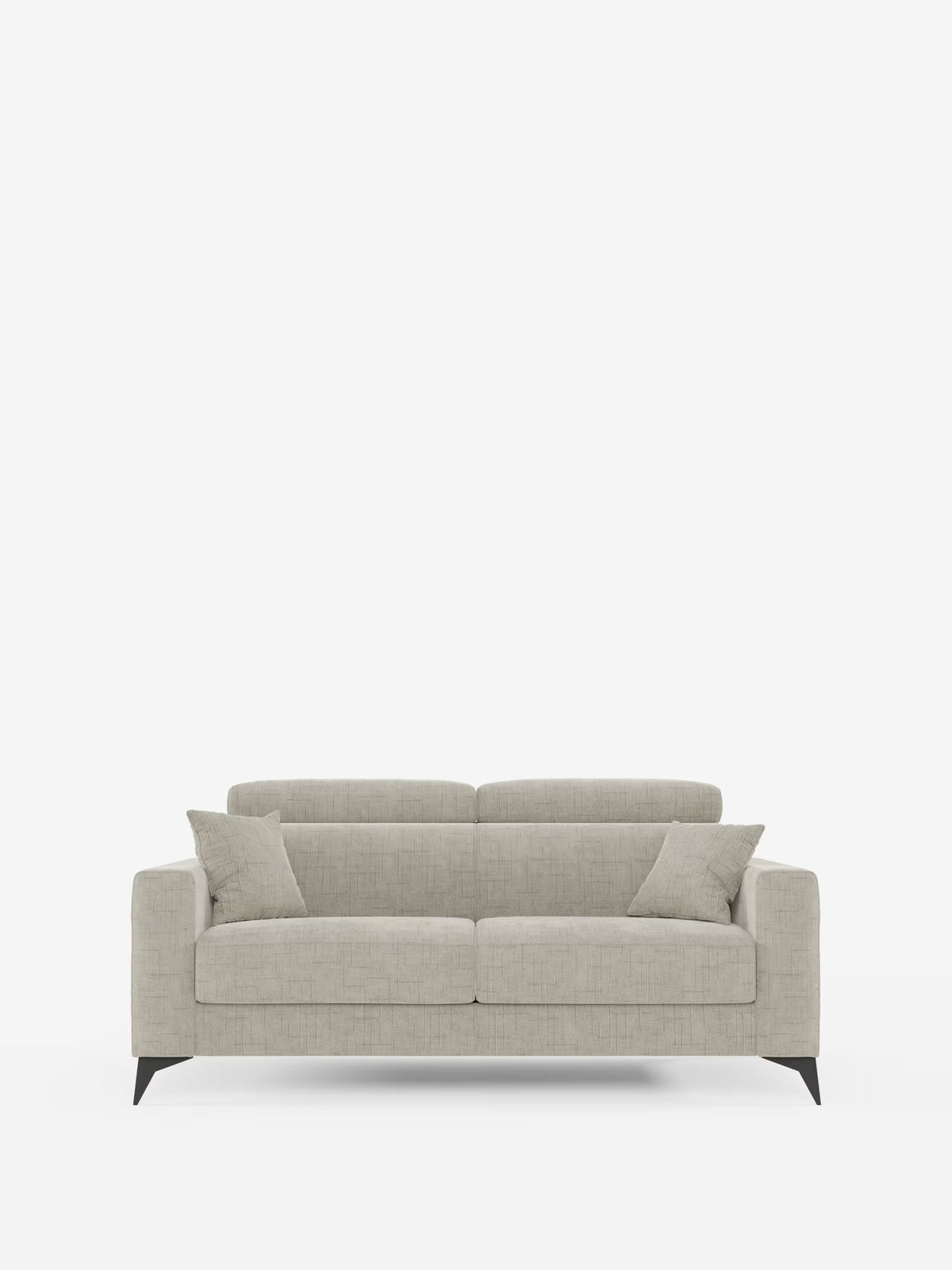 Un divano letto matrimoniale Pegaso di Divani.Store, in grigio chiaro e dallo stile moderno, caratterizzato da braccioli squadrati, due cuscini di seduta, due cuscini dello schienale e due cuscini decorativi abbinati. Rivestito in tessuto jacquard T22 antimacchia e dotato di poggiatesta regolabili, questo elegante divano poggia su quattro gambe angolate di colore scuro ed è presentato su uno sfondo bianco a tinta unita.