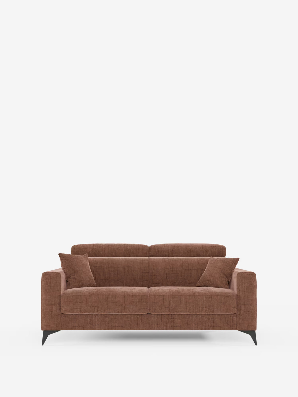 Un divano letto matrimoniale Pegaso color marrone di Divani.Store, rivestito in tessuto jacquard T22 antimacchia, presenta due posti a sedere con braccioli squadrati, gambe nere inclinate e due cuscini decorativi coordinati. Questo design moderno e minimalista include poggiatesta reclinabili e sedute e schienali imbottiti per un comfort ottimale, il tutto messo in risalto da uno sfondo bianco.