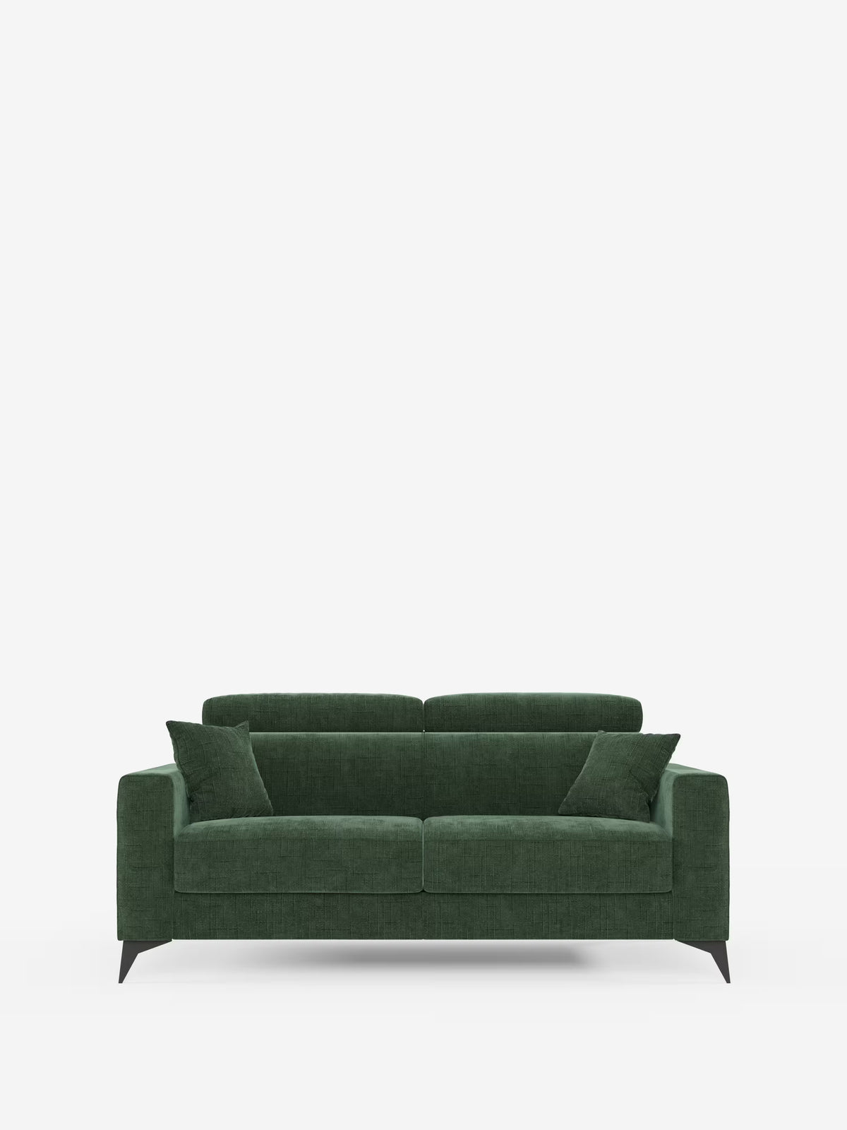 Un divano letto matrimoniale Pegaso di colore verde scuro di Divani.Store, rivestito in tessuto jacquard T22 antimacchia, dotato di due cuscini di seduta, due cuscini dello schienale e due cuscini decorativi abbinati. Presenta un design moderno con braccioli dritti e quattro gambe angolate di colore scuro. Lo sfondo è bianco a tinta unita.