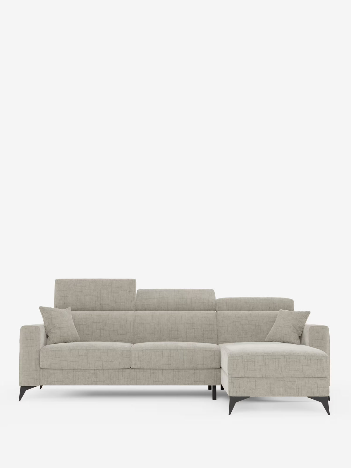 Il divano letto angolare Pegaso di Divani.Il modello si presenta con un design moderno in tessuto jacquard T22 smacchiabile grigio chiaro, completo di chaise longue sul lato destro che funge anche da vano contenitore, poggiatesta regolabili, due cuscini di seduta, tre cuscini di schienale, gambe angolari nere e due cuscini quadrati coordinati, il tutto in risalto su uno sfondo bianco a tinta unita.