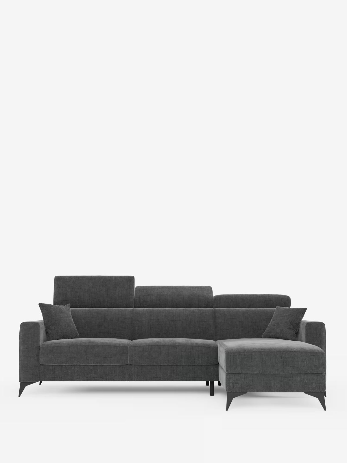 Un divano letto angolare Pegaso in grigio scuro in stile contemporaneo di Divani.Store, dotato di poggiatesta regolabili, gambe nere e una chaise longue orientata a destra con vano portaoggetti. Il divano è rivestito in tessuto jacquard antimacchia T22 e include due cuscini coordinati sulla zona di seduta principale e uno sulla chaise longue. Presentato su uno sfondo bianco a tinta unita.