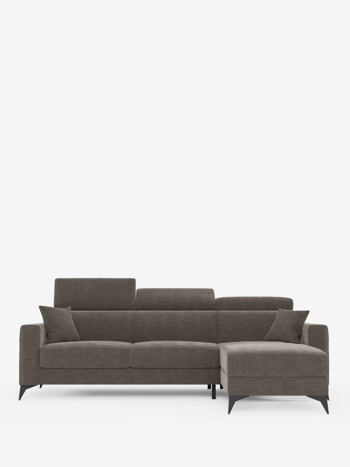 Vi presentiamo il divano letto angolare Pegaso di Divani.Store: un divano componibile contemporaneo rivestito in tessuto jacquard grigio antimacchia (T22), dotato di tre cuscini di seduta, tre poggiatesta regolabili, eleganti gambe angolari in metallo e una spaziosa penisola contenitore sul lato destro per riporre oggetti. Il set comprende due cuscini quadrati coordinati, elegantemente disposti sul bracciolo sinistro e sulla sezione chaise longue. Una scelta ideale per gli interni moderni che cercano stile