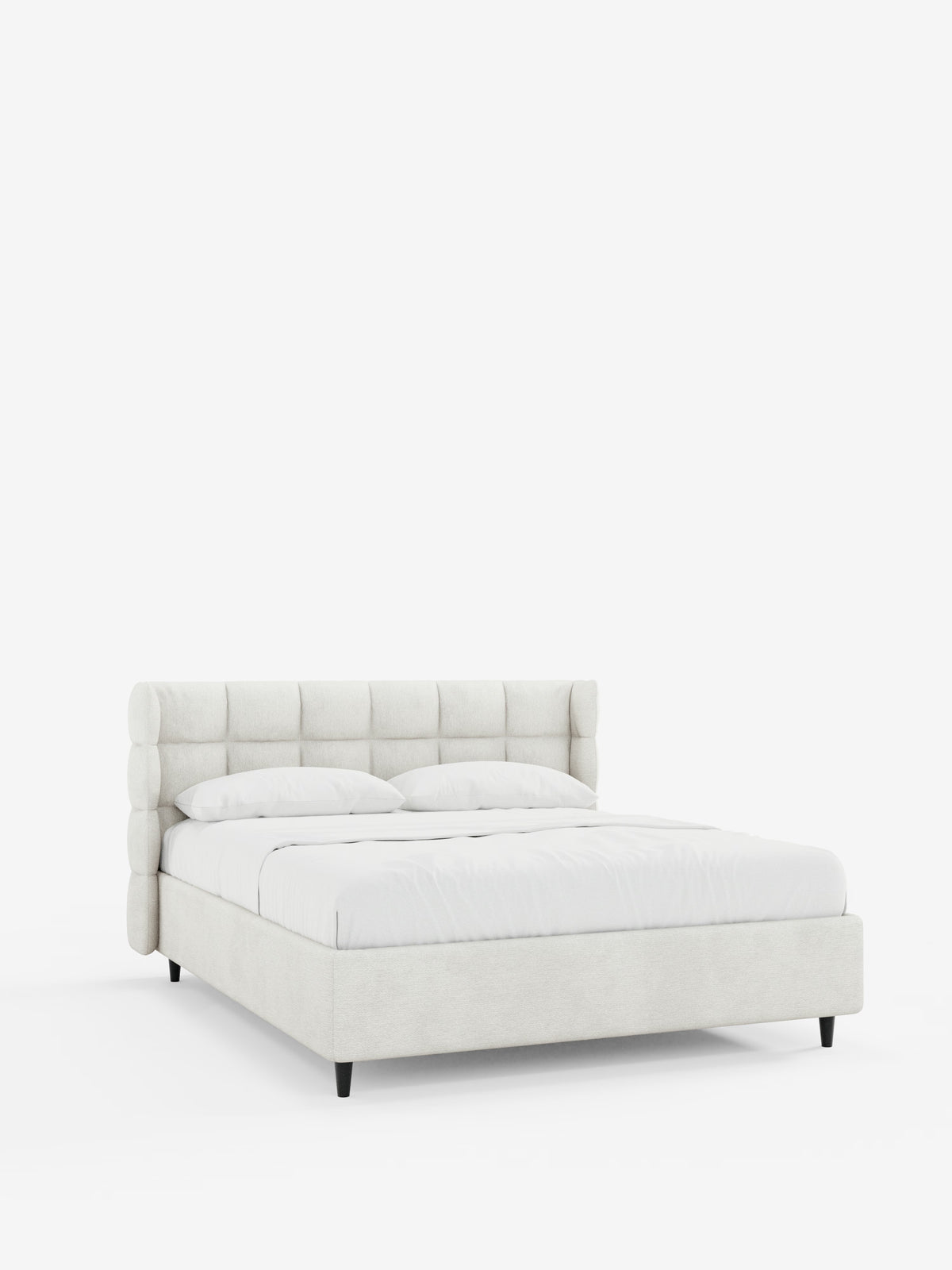 Il letto imbottito RAGNAR con contenitore e testiera capitonné avvolgente di Letti.store si caratterizza per un design elegante e dal profilo basso, in beige chiaro, rivestito con tessuto certificato Oeko-Tex®. Con la biancheria da letto e i cuscini bianchi che lo impreziosiscono, questo letto poggia su corte gambe nere su uno sfondo bianco a tinta unita.