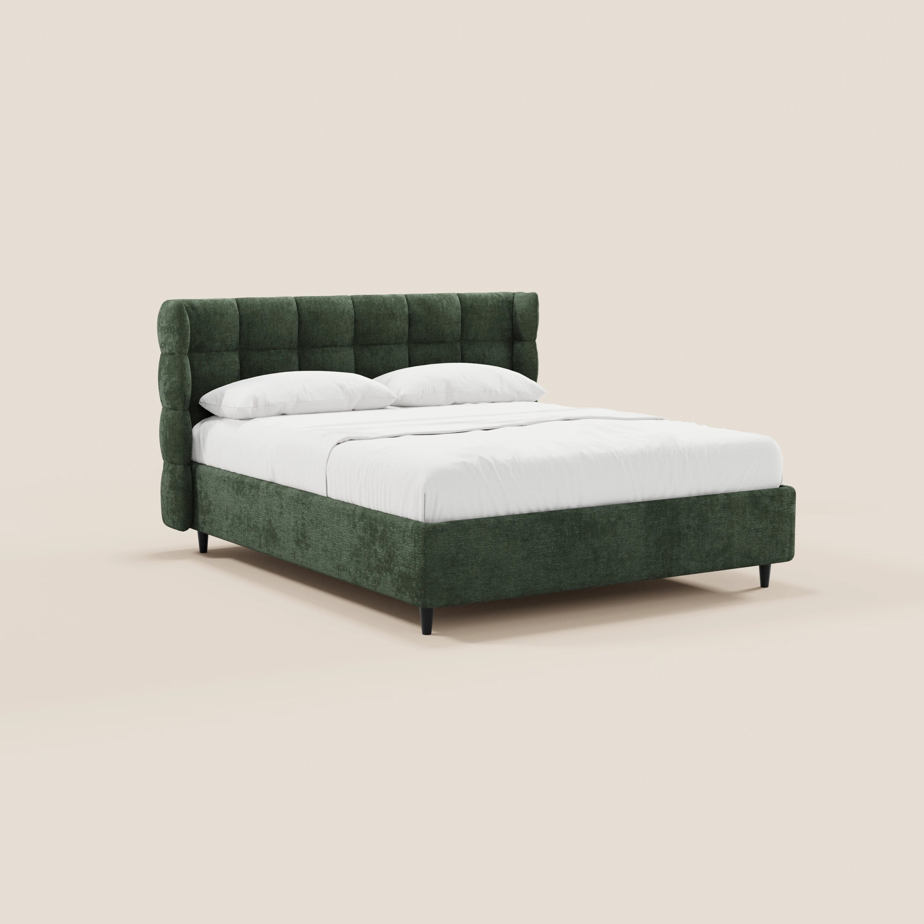 Il letto imbottito RAGNAR di Letti.store è caratterizzato da un tessuto verde intenso certificato Oeko-Tex®, una testiera avvolgente capitonné e una base contenitore. Nella foto è raffigurato con biancheria da letto bianca, gambe nere e uno sfondo beige.
