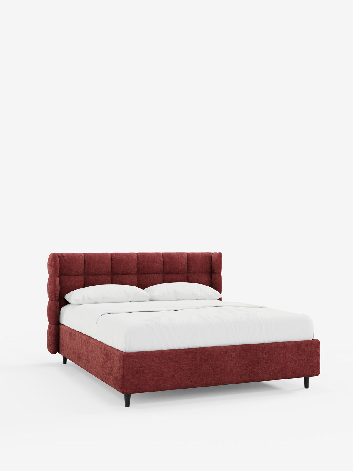Un moderno letto imbottito RAGNAR dal profilo basso, con contenitore e testiera capitonné avvolgente, realizzato da Letti.store in tessuto rosso intenso certificato Oeko-Tex®, caratterizzato da struttura e testiera imbottite, biancheria da letto bianca, due cuscini e gambe corte nere. Il letto è presentato su uno sfondo bianco a tinta unita per mettere in risalto il suo design pulito e contemporaneo.