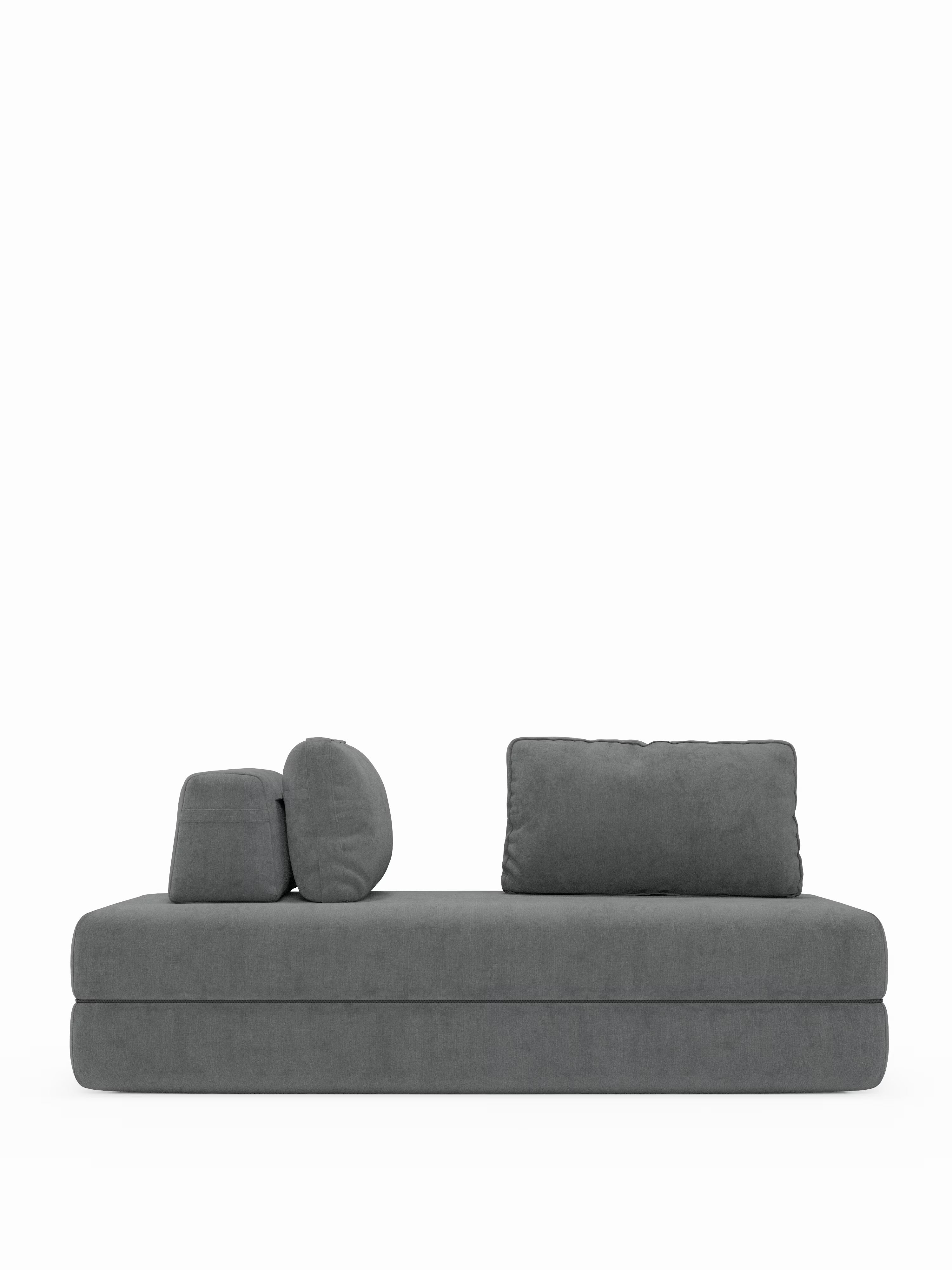 Il divano letto matrimoniale Rift a 2 e 3 posti con schienali mobili di Divani.Store è presentato in una finitura grigia minimalista con tre cuscini — uno rettangolare, uno rotondo e uno cilindrico — disposti sul lato sinistro. Caratterizzato da un profilo basso e moderno e da una solida base rettangolare, il divano letto è dotato di un materasso in memory foam alto 22 cm nella versione T31 ed è posizionato su uno sfondo bianco a tinta unita, senza altri oggetti presenti.