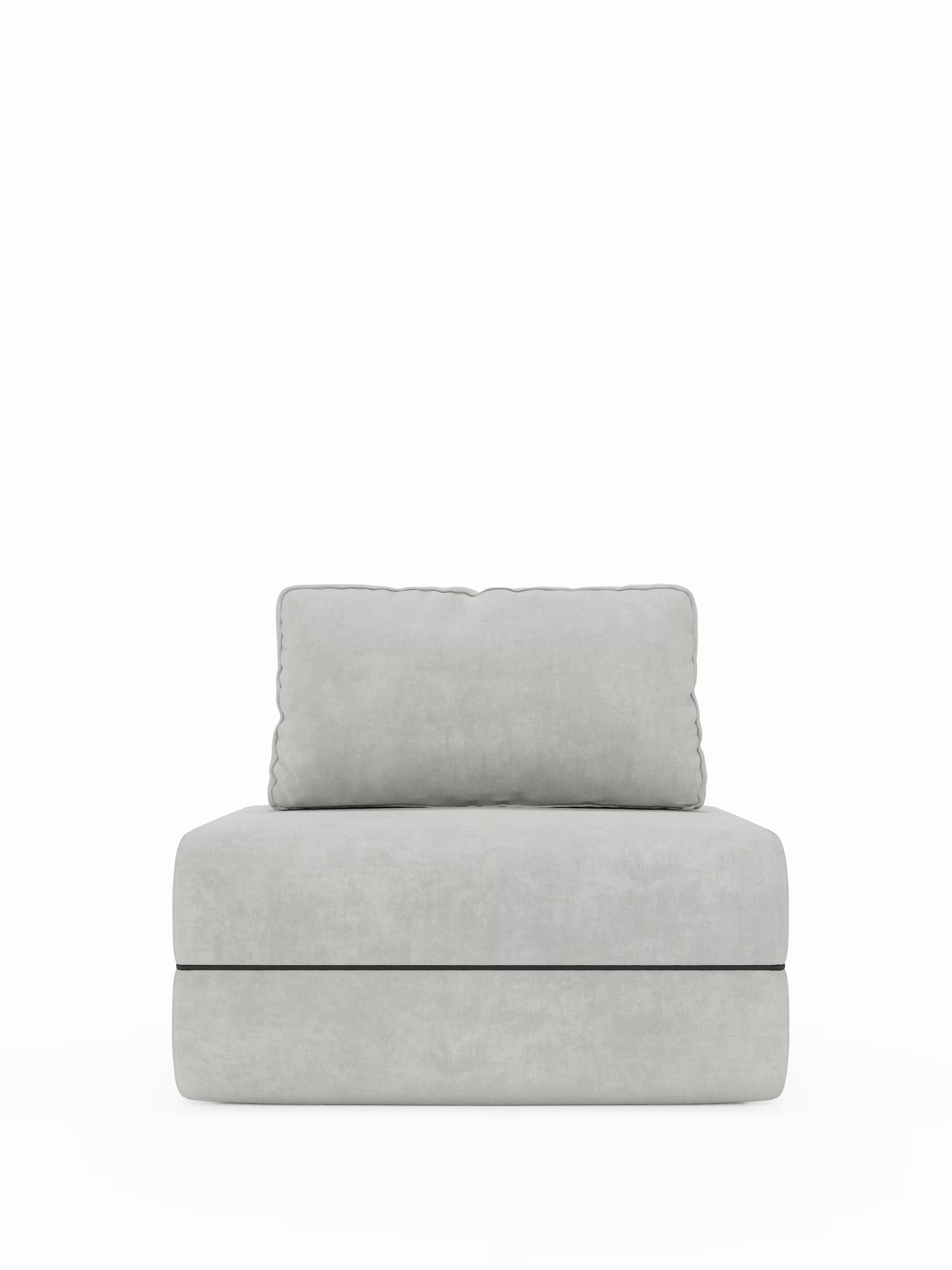 Una poltrona senza braccioli dal design minimalista e moderno — la Rift, poltrona letto con materasso alto 22 cm e memory foam di Divani.Store — è caratterizzata da un morbido cuscino grigio chiaro e da un cuscino rettangolare abbinato per lo schienale. Il design prevede uno schienale mobile e un tessuto T31 resistente alle macchie; la poltrona è posizionata su una superficie piana davanti a uno sfondo bianco a tinta unita.