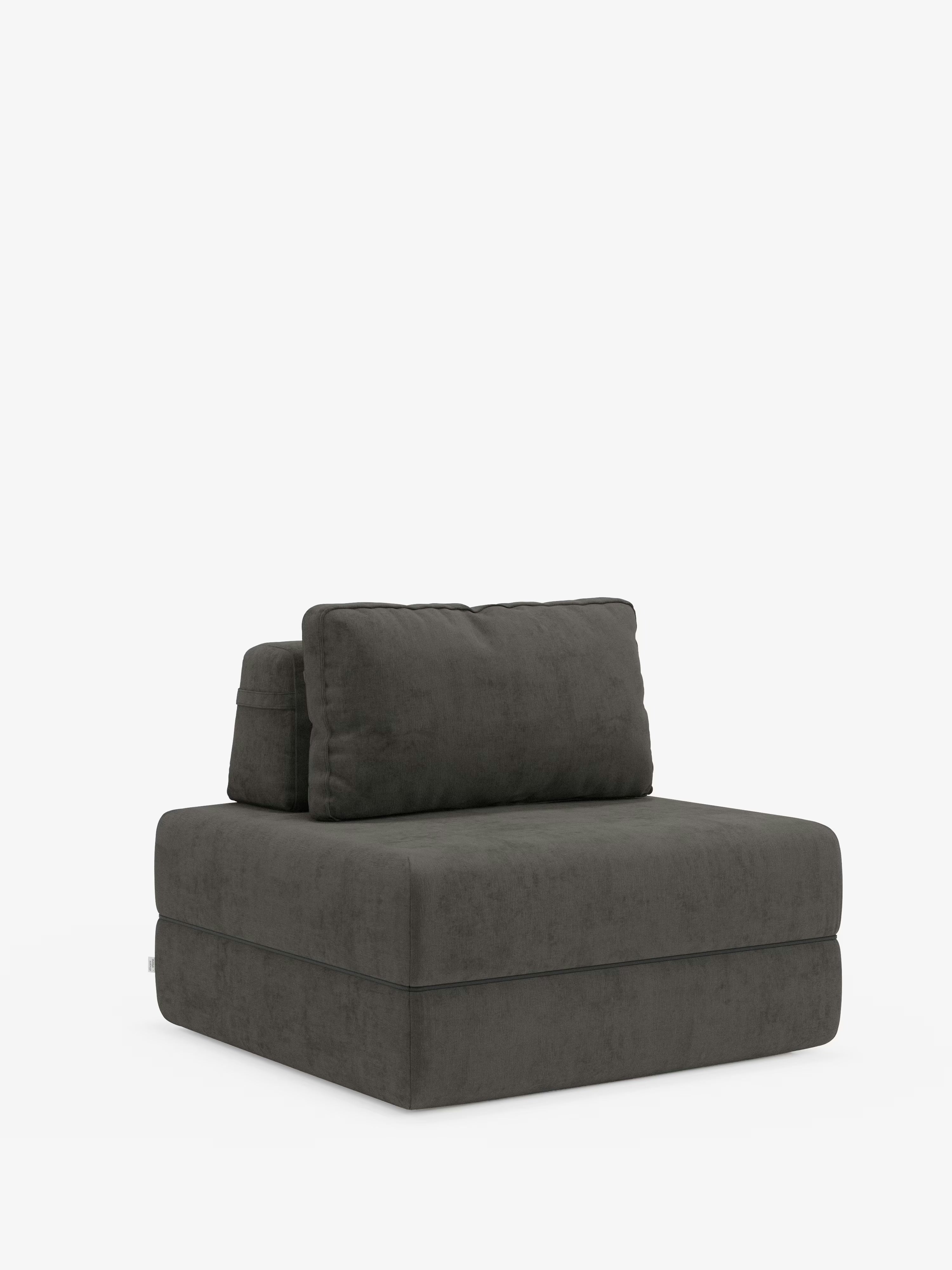 Una poltrona letto Rift in stile contemporaneo di Divani.Store, rivestita in tessuto T31 grigio scuro antimacchia e caratterizzata da un'ampia seduta imbottita, un cuscino rettangolare dello schienale e un design minimalista. La poltrona è dotata di un materasso in memory foam alto 24 cm e di uno schienale regolabile, il tutto su uno sfondo bianco a tinta unita.
