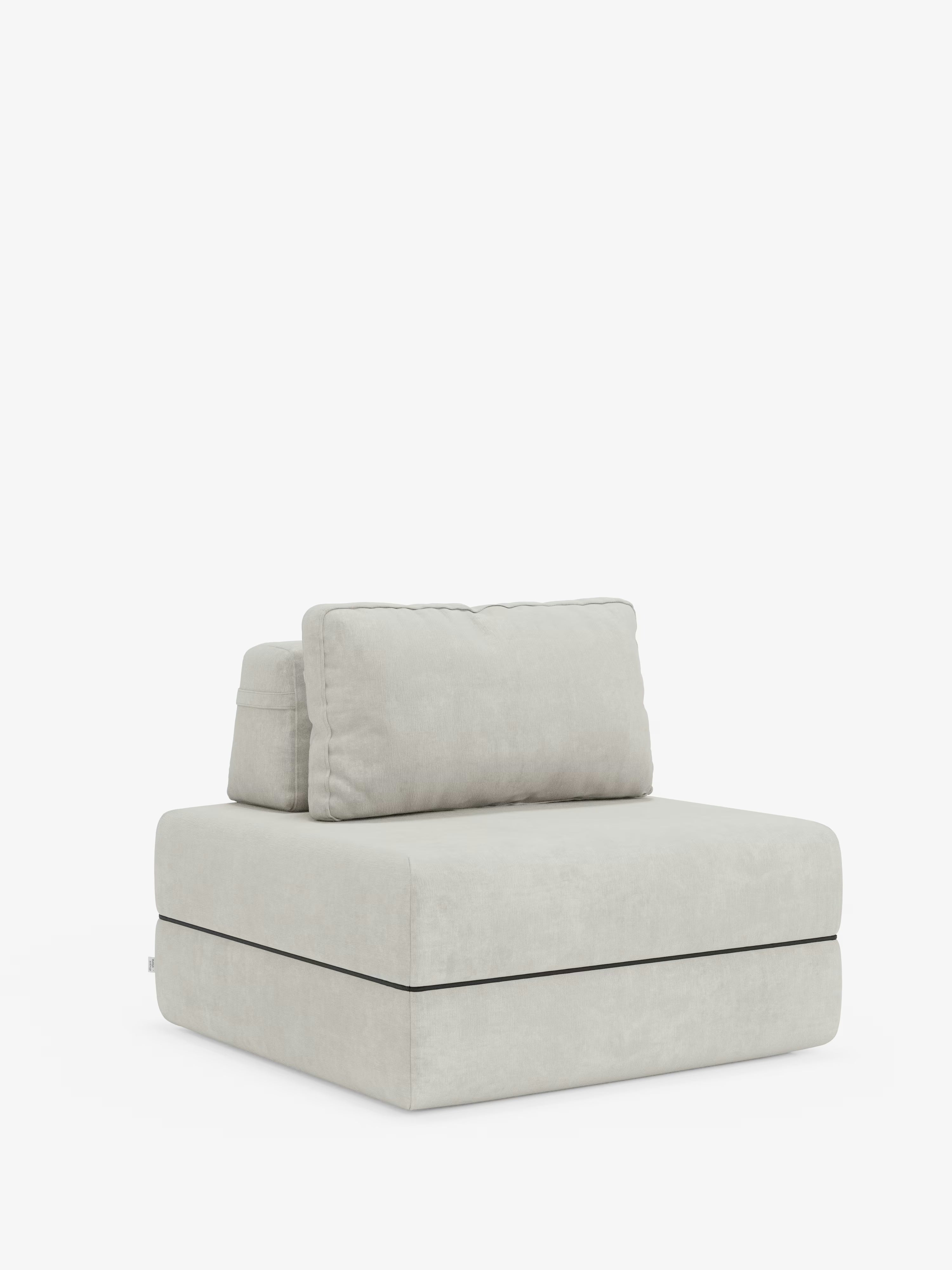 Poltrona letto Rift color beige chiaro di Divani.Store, caratterizzata da una struttura senza braccioli, morbidi cuscini squadrati per seduta e schienale rivestiti in tessuto T31 soffice, liscio e antimacchia. Il design è pulito e minimalista, con una cucitura a vista tra la seduta e lo schienale regolabile. Include un materasso alto 24 cm in memory foam. Lo sfondo è bianco a tinta unita.