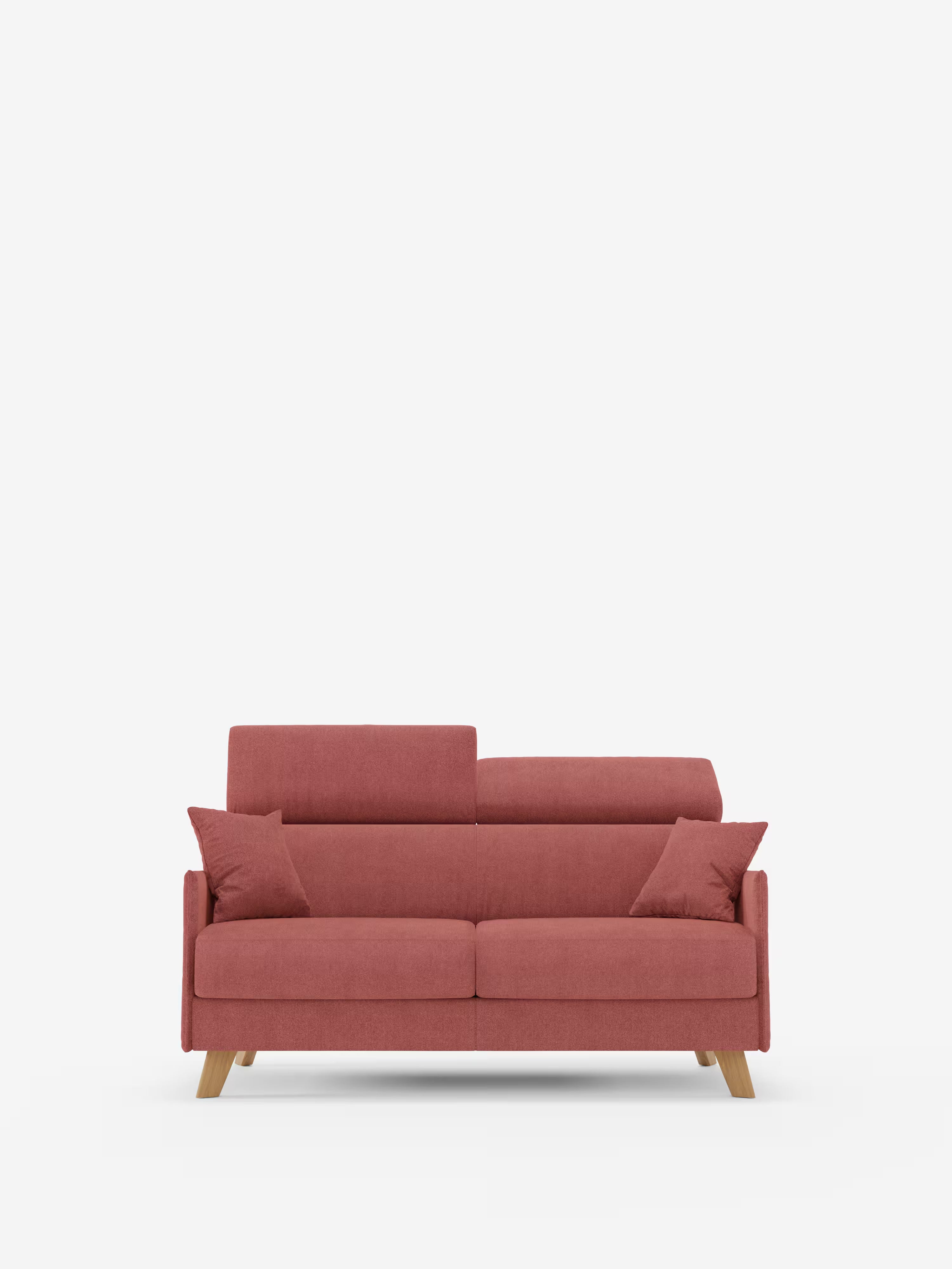 Un divano letto matrimoniale Sole in stile contemporaneo di Divani.Store, rivestito in tessuto T23 facile da pulire in una tonalità rosa polveroso, caratterizzato da un design scandinavo compatto con due cuscini di seduta, due schienali con poggiatesta regolabili, quattro cuscini quadrati abbinati e gambe angolate in legno. Presentato su uno sfondo bianco a tinta unita per enfatizzarne l’estetica minimalista e le linee pulite.