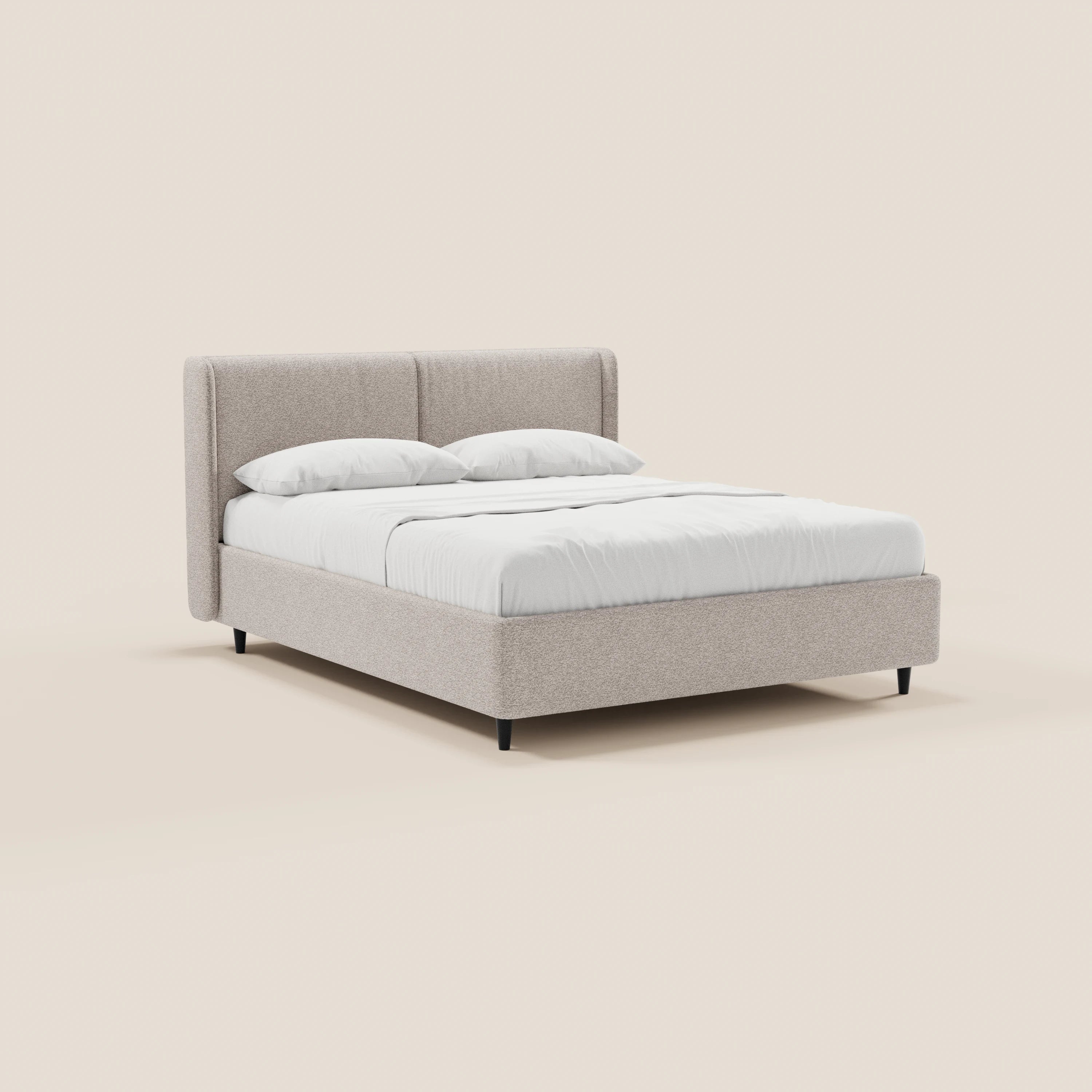 Il letto di design VALKIRIA di Letti.store presenta una struttura imbottita in beige chiaro, una testiera avvolgente con 2 cuscini, tessuto Oeko-Tex®, un profilo ribassato su gambe nere e un vano contenitore nascosto: perfetto per uno spazio moderno.
