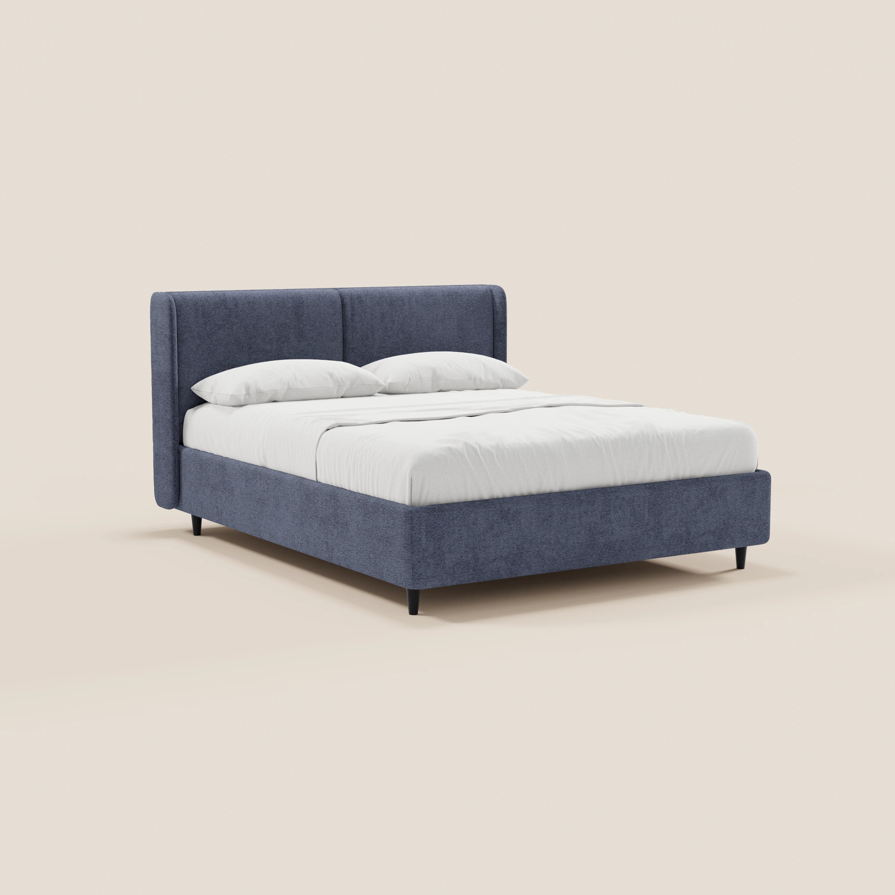 Il letto di design VALKIRIA di Letti.store presenta una struttura rivestita in tessuto blu scuro certificato Oeko-Tex® con testiera avvolgente, due cuscini imbottiti e un vano portaoggetti. Presentato su uno sfondo beige chiaro, si distingue per le gambe corte nere e lo stile minimalista.