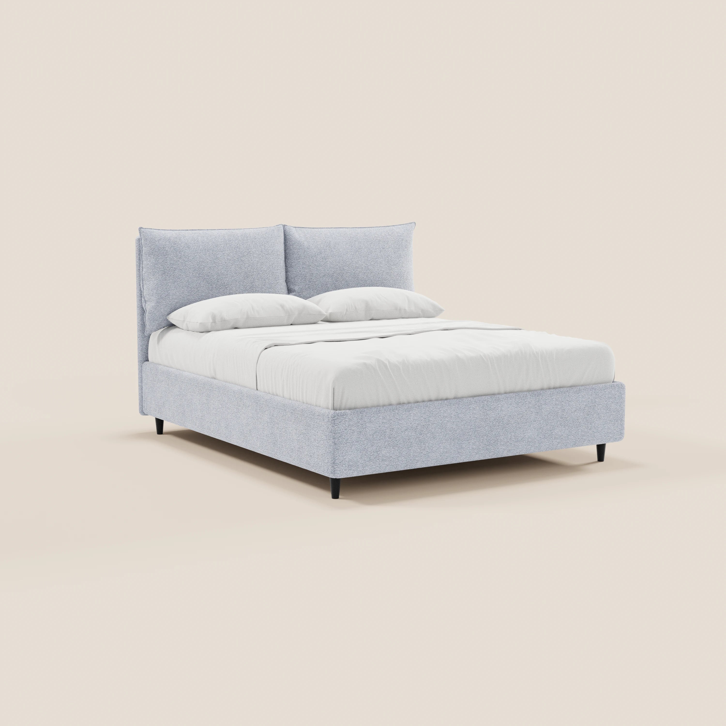 Il letto ZAYRON di Letti.store è un moderno letto imbottito con contenitore, rivestito in tessuto certificato Oeko-Tex®, dotato di morbidi cuscini regolabili e struttura grigio chiaro; nella foto è raffigurato con biancheria da letto bianca e gambe nere su sfondo beige.