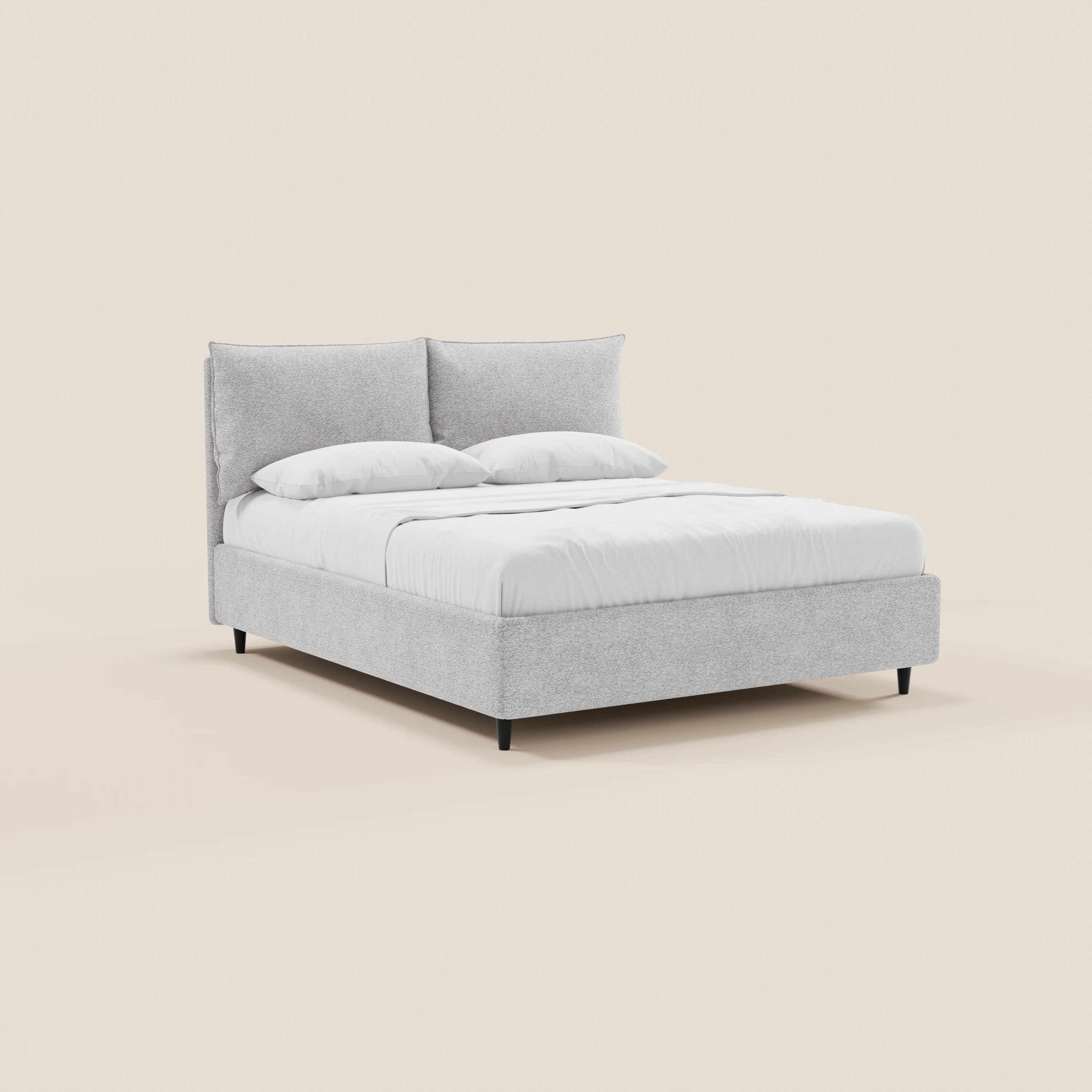 Il letto imbottito ZAYRON di Letti.store presenta una moderna struttura in tessuto certificato Oeko-Tex® di colore grigio chiaro, due grandi cuscini imbottiti regolabili per la testiera, biancheria da letto bianca, quattro cuscini e gambe corte nere su uno sfondo color crema.