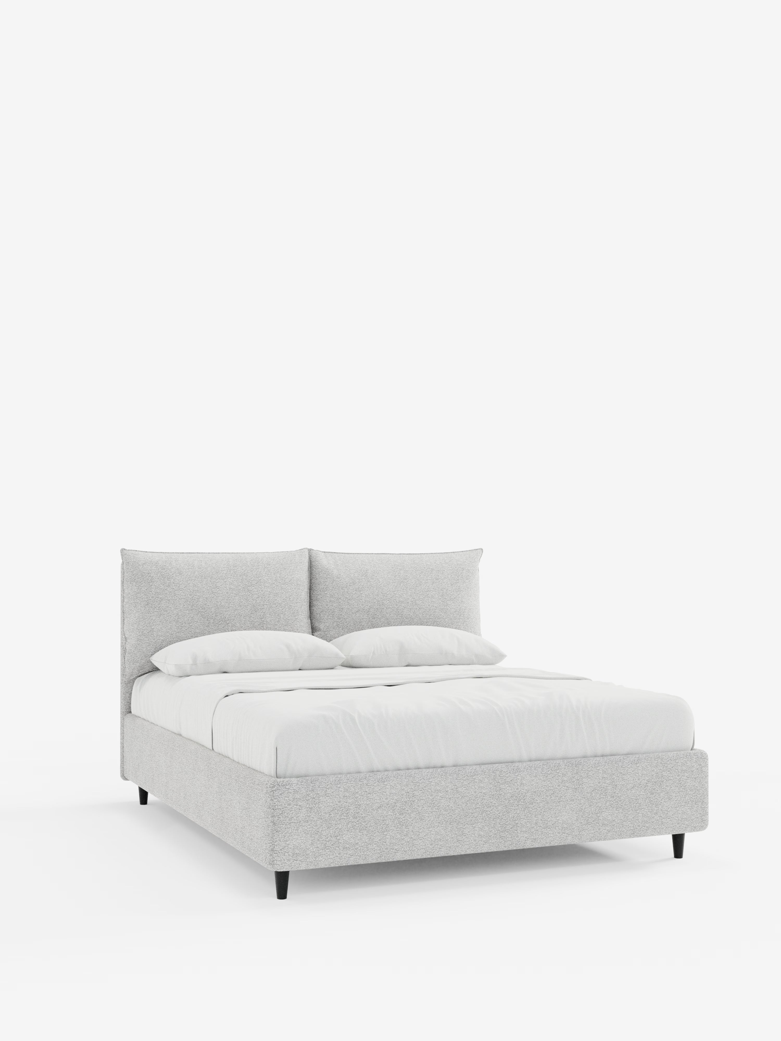 Un letto imbottito ZAYRON in stile contemporaneo di Letti.store, caratterizzato da un tessuto grigio chiaro certificato Oeko-Tex®, una struttura dal profilo basso, una testiera imbottita con morbidi cuscini regolabili, biancheria da letto bianca e due cuscini, presentato su uno sfondo bianco a tinta unita.