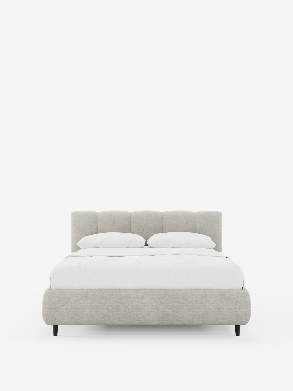 Vista frontale del letto imbottito ARKAM con contenitore e testiera a lavorazione verticale di Letti.store, caratterizzato da un design moderno in stile shabby chic nei toni del grigio chiaro, realizzato in tessuto certificato Oeko-Tex®. Il letto è rifatto con cura con biancheria da letto bianca e due cuscini, poggia su gambe corte e scure e si staglia su uno sfondo bianco a tinta unita.
