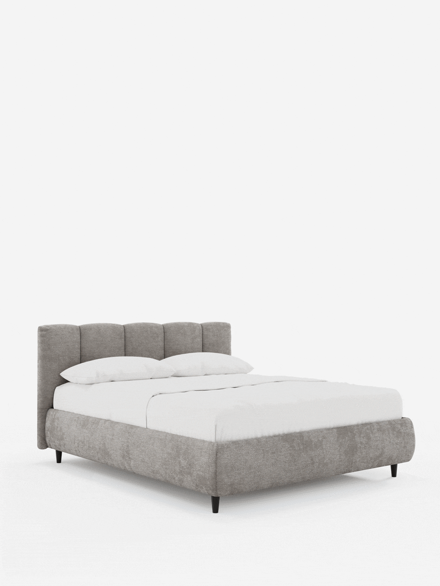 Il letto imbottito ARKAM con contenitore e testiera a cuciture verticali è un letto matrimoniale imbottito di colore grigio con cuciture verticali sui pannelli, biancheria da letto di un bianco brillante e quattro gambe sottili di colore scuro su sfondo bianco.