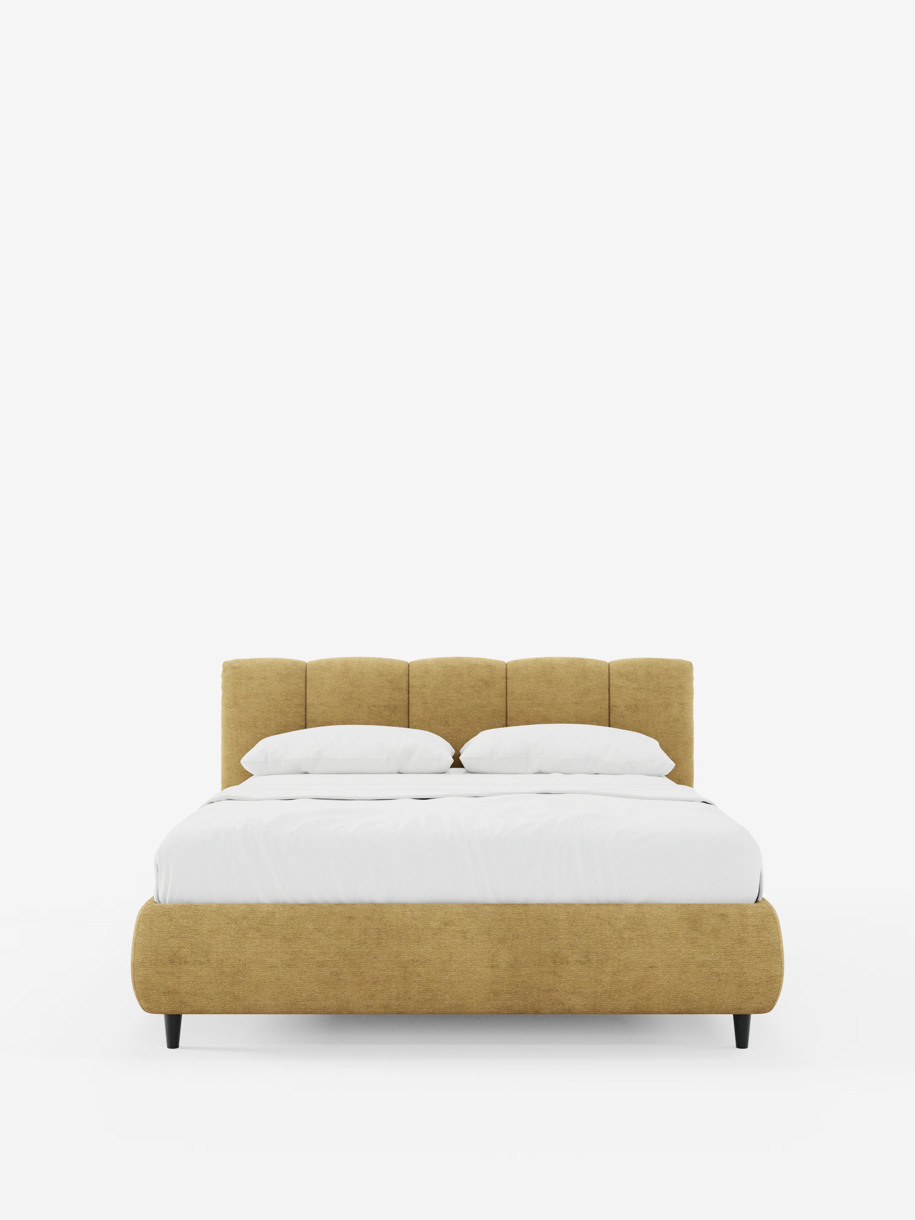 Un moderno letto imbottito ARKAM di Letti.store, caratterizzato da un tessuto giallo senape certificato Oeko-Tex® con testiera cucita verticalmente e base contenitiva, gambe nere, biancheria da letto bianca e due cuscini bianchi — il tutto incorniciato da uno sfondo bianco a tinta unita.