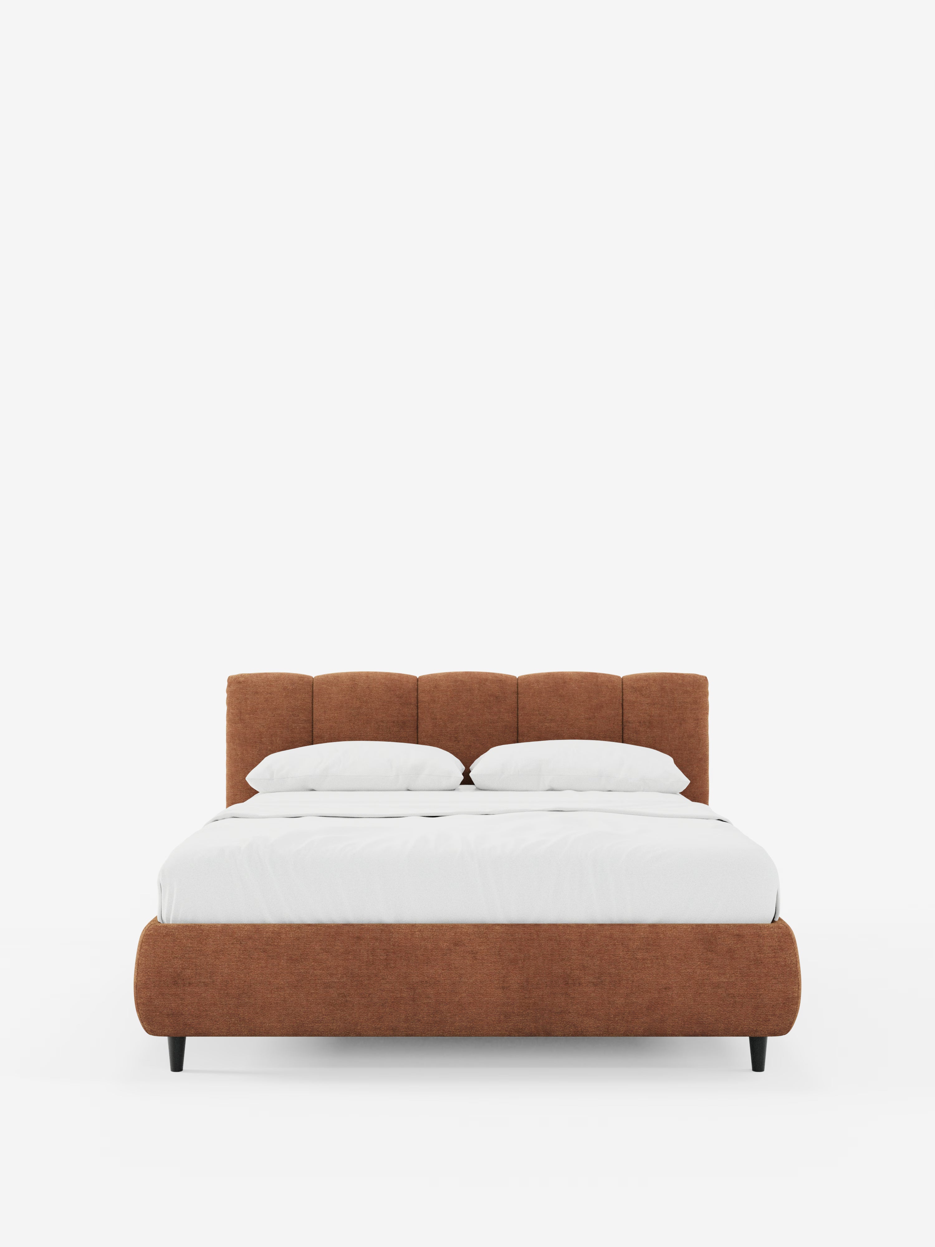 Una vista frontale del letto imbottito ARKAM con contenitore e testiera a cuciture verticali di Letti.store, un moderno letto imbottito marrone in tessuto certificato Oeko-Tex® caratterizzato da una testiera imbottita con cuciture verticali e da gambe corte nere. Il letto è rifatto con cura con un lenzuolo bianco e due cuscini bianchi, su uno sfondo bianco a tinta unita.