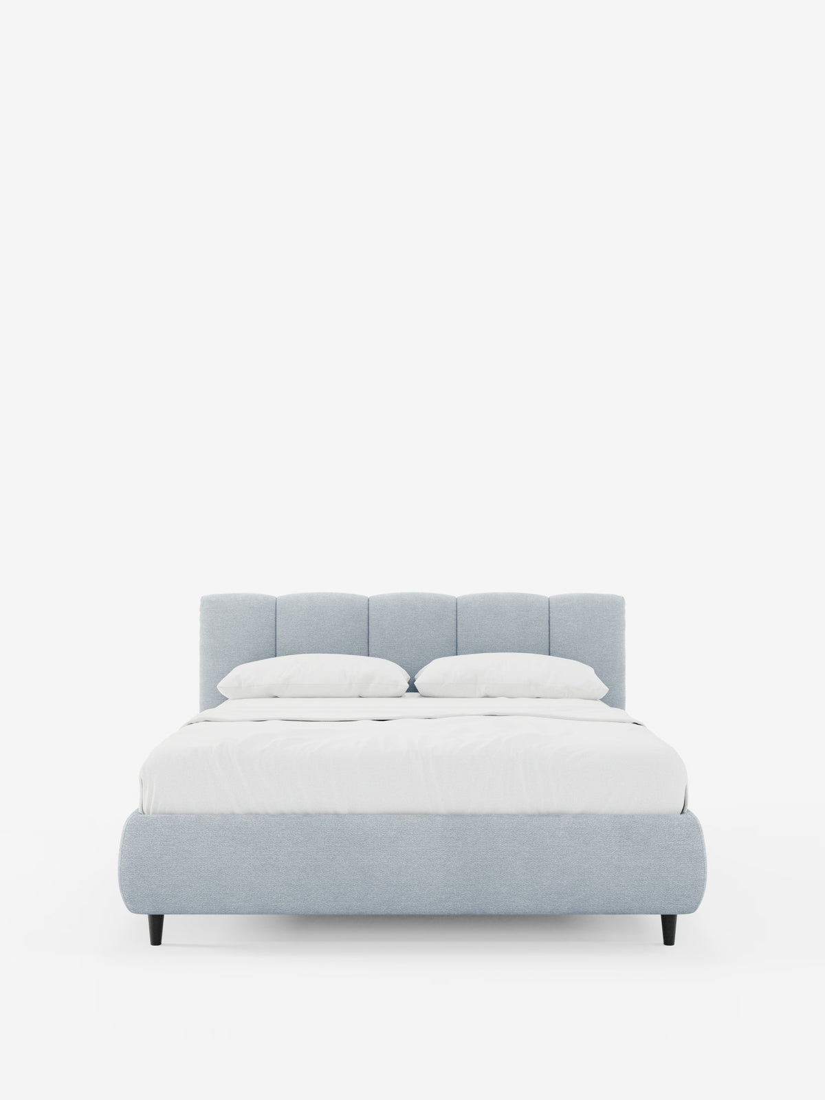 Un letto imbottito ARKAM azzurro con contenitore e testiera a cuciture verticali di Letti.store, rivestito in tessuto certificato Oeko-Tex® e caratterizzato da una testiera con cuciture verticali, due cuscini bianchi e una coperta bianca. Questo letto in stile shabby chic è sostenuto da gambe nere ed è posizionato al centro di uno sfondo bianco a tinta unita.