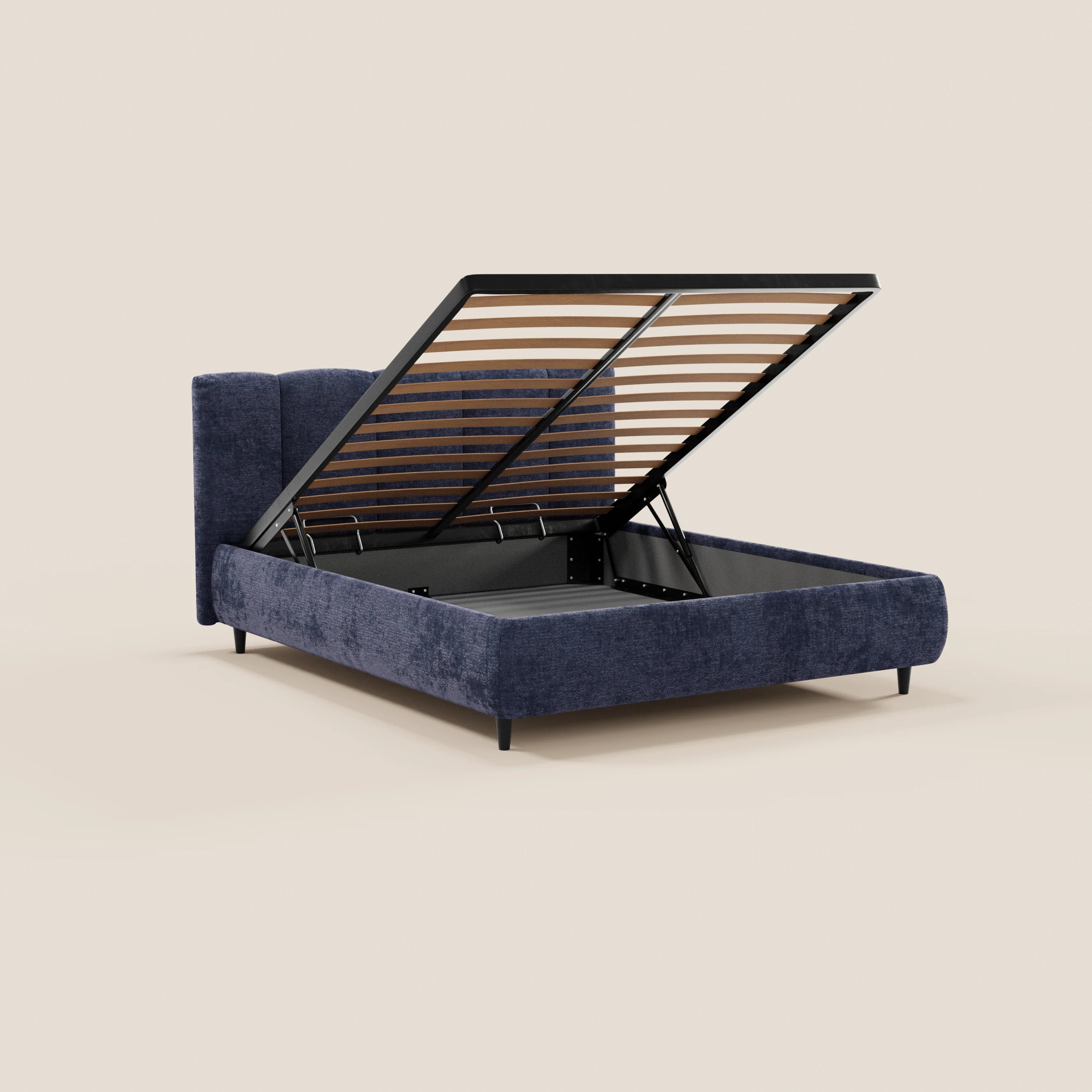 Il modello ARKAM di Letti.store è un letto imbottito con vano contenitore e testiera con cuciture verticali. Il suo design shabby chic, realizzato in tessuto certificato Oeko-Tex®, offre una pratica soluzione di contenimento e un comfort elegante.