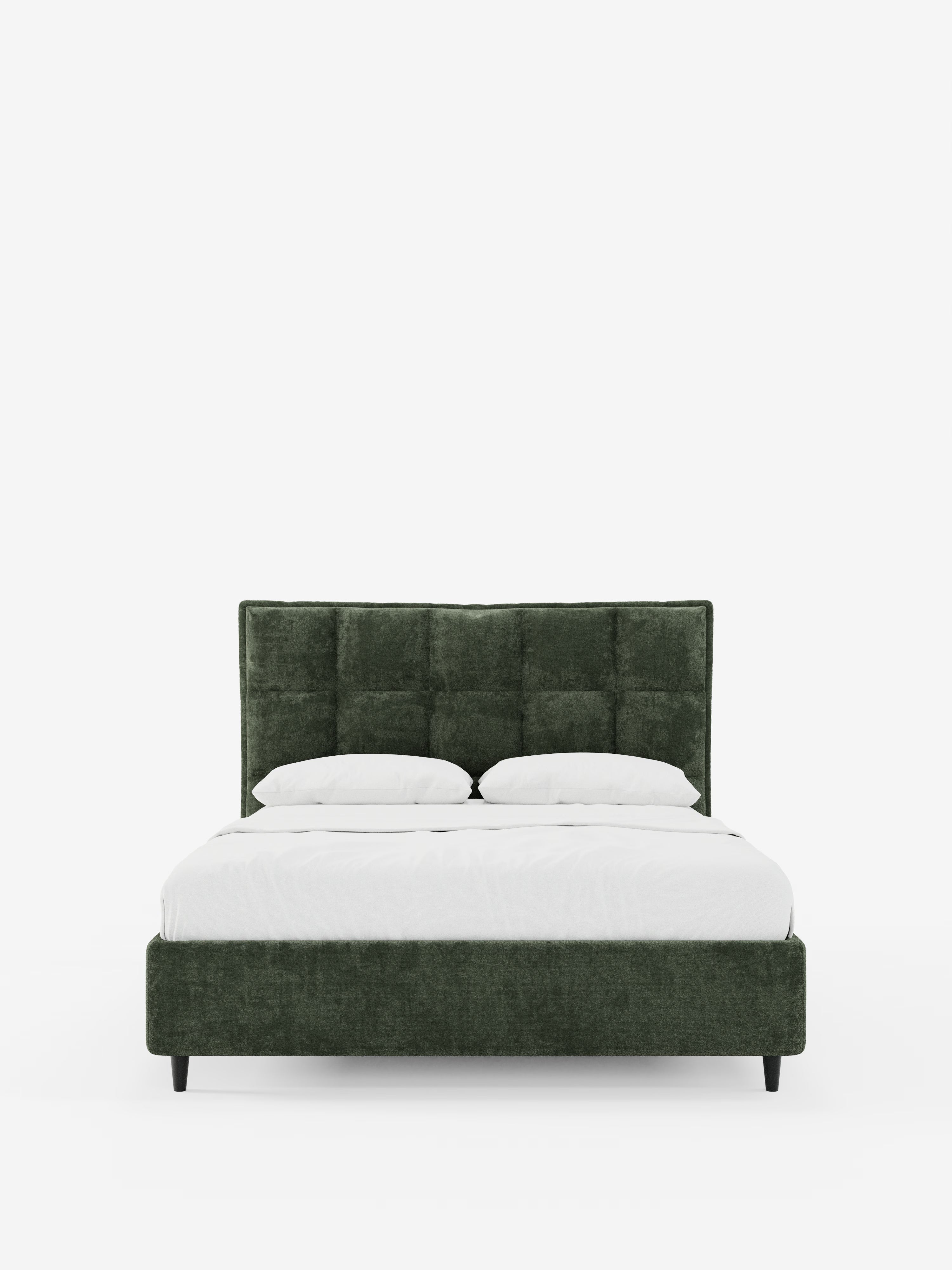 Il letto imbottito AURO con contenitore e testiera capitonné alta in ciniglia Oeko-Tex® di Letti.store è un moderno letto rivestito in velluto verde caratterizzato da un'alta testiera capitonné. È rifinito con cura con biancheria da letto bianca e due cuscini, su uno sfondo bianco a tinta unita. La robusta struttura poggia su gambe corte e scure, conferendo al letto un’estetica pulita e minimalista.
