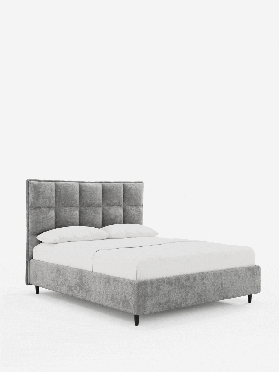 Un letto matrimoniale AURO imbottito, di colore grigio e dalla superficie testurizzata, con contenitore e testiera alta capitonné in ciniglia Oeko-Tex®, su sfondo bianco, caratterizzato da una testiera alta con trapuntatura a griglia, due cuscini bianchi e gambe scure angolate.