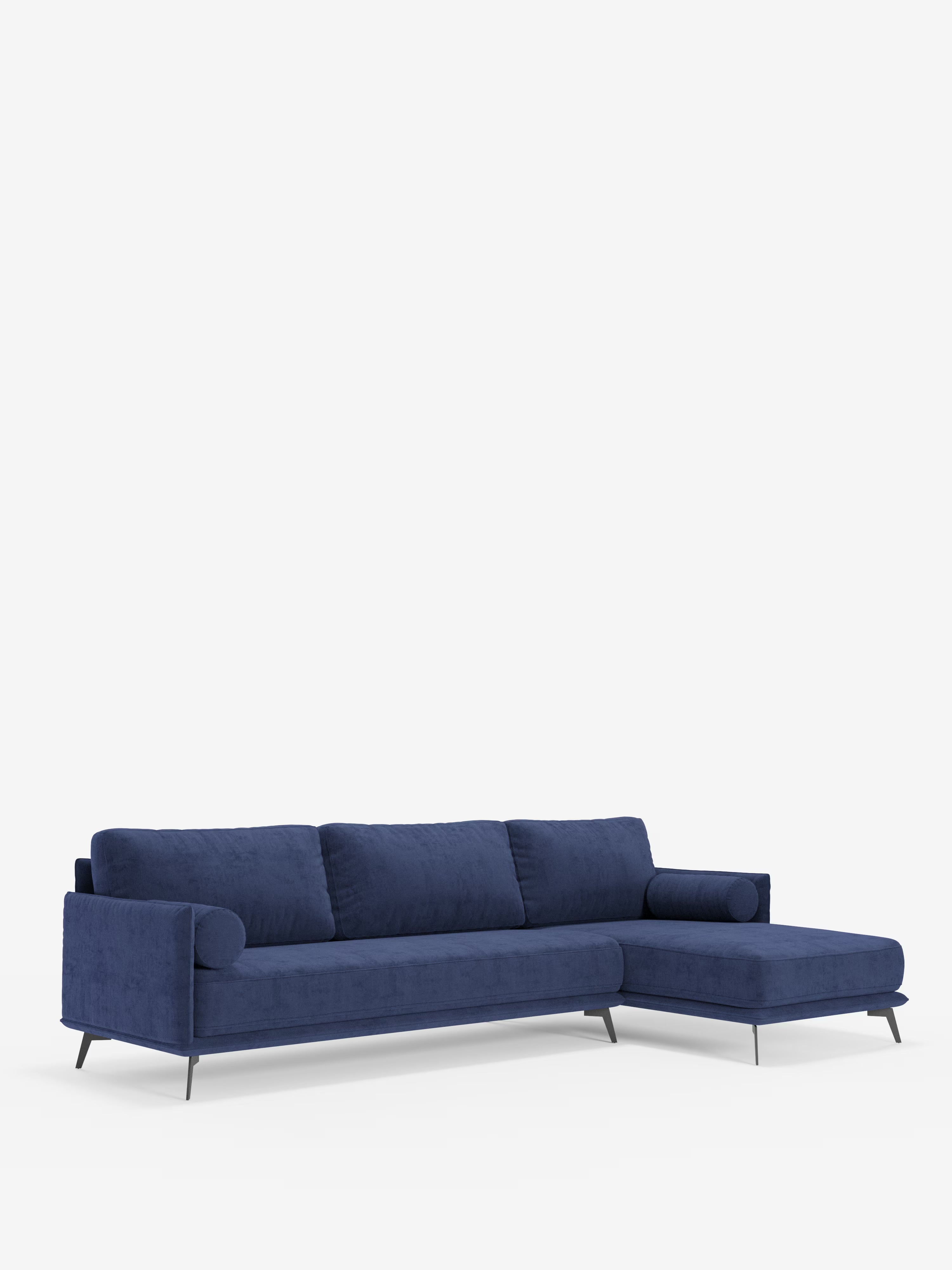 Il divano moderno angolare con penisola Basalto di Divani.Store è un divano componibile contemporaneo a forma di L, rivestito in tessuto T31 smacchiabile di colore blu navy intenso. È caratterizzato da una robusta base in metallo con sottili gambe nere, morbidi cuscini di seduta e schienale imbottiti in piuma e un bracciolo su ciascuna estremità. Il lato destro si estende verso l’esterno formando una sezione a chaise longue. Questo raffinato divano moderno è fotografato su uno sfondo bianco a tinta unita.