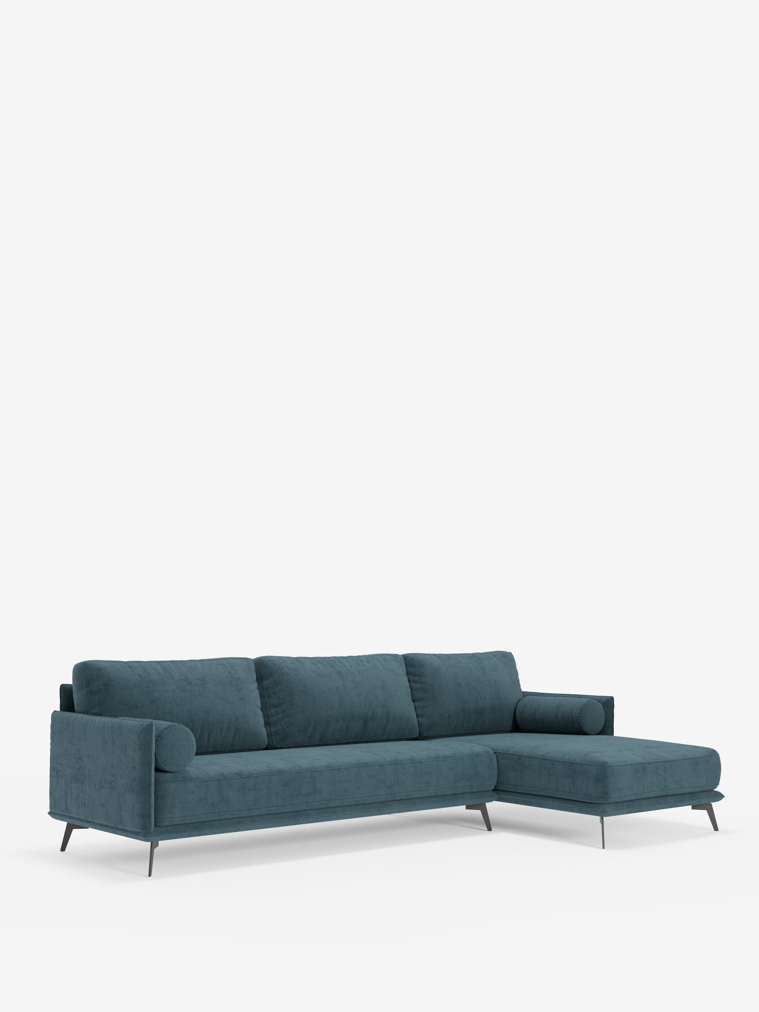 Il divano moderno angolare con penisola “Basalto” di Divani.Store presenta un design moderno in color verde acqua con una base sottile in metallo, tre cuscini di seduta e tre di schienale realizzati in tessuto T31 antimacchia e imbottiti in piuma, oltre a un’ampia chaise longue sul lato destro. Questo elegante divano angolare con penisola incarna lo stile contemporaneo e il comfort sofisticato. Il divano moderno è presentato su uno sfondo bianco a tinta unita.