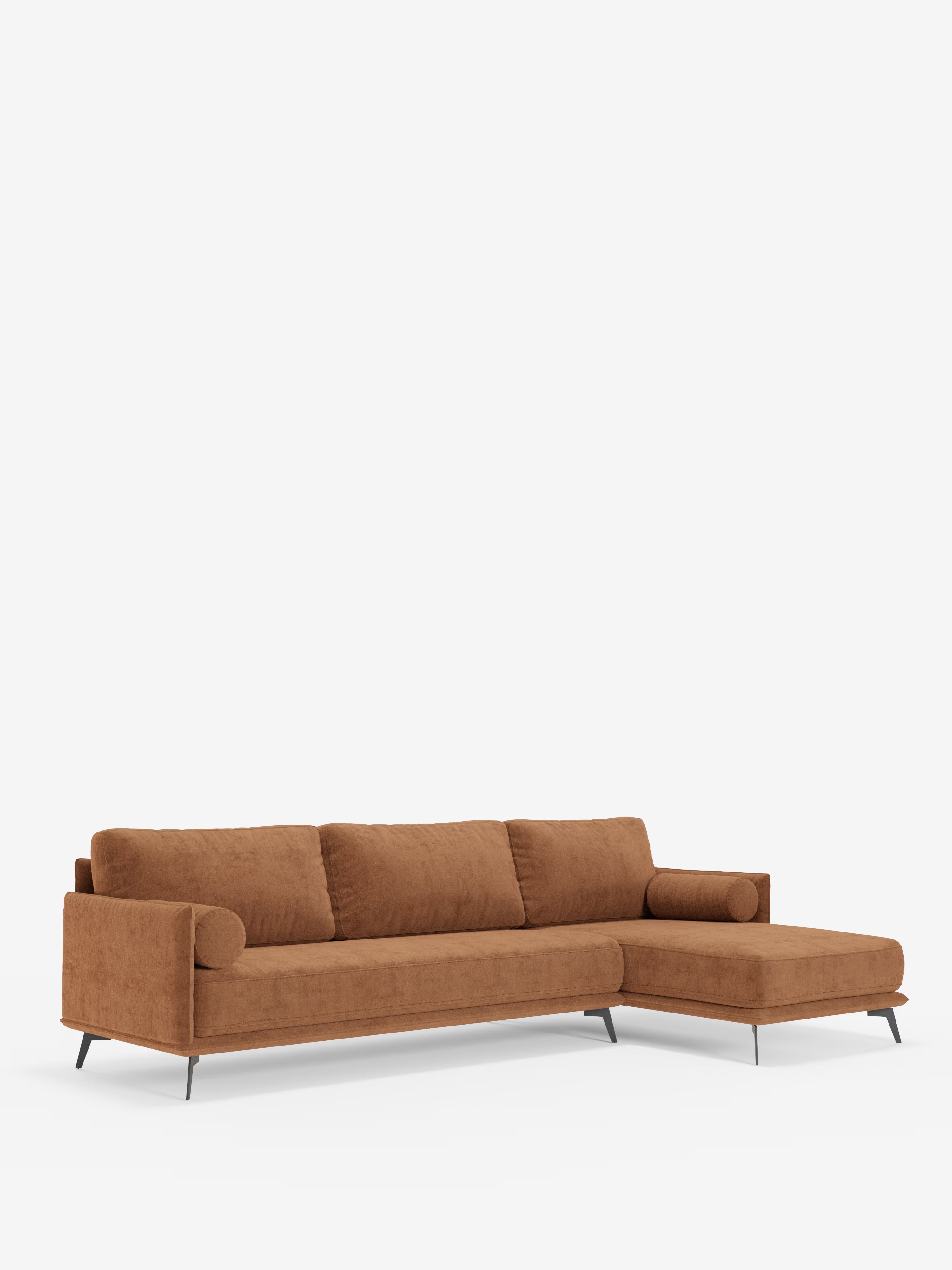 Basalto, divano moderno angolare con penisola di Divani.Store in tessuto antimacchia T31 color marrone, caratterizzato da una base in metallo sottile. Questo divano presenta tre cuscini di seduta, tre cuscini dello schienale e due braccioli cilindrici, con chaise longue posizionata sul lato destro. Lo sfondo è bianco uniforme.
