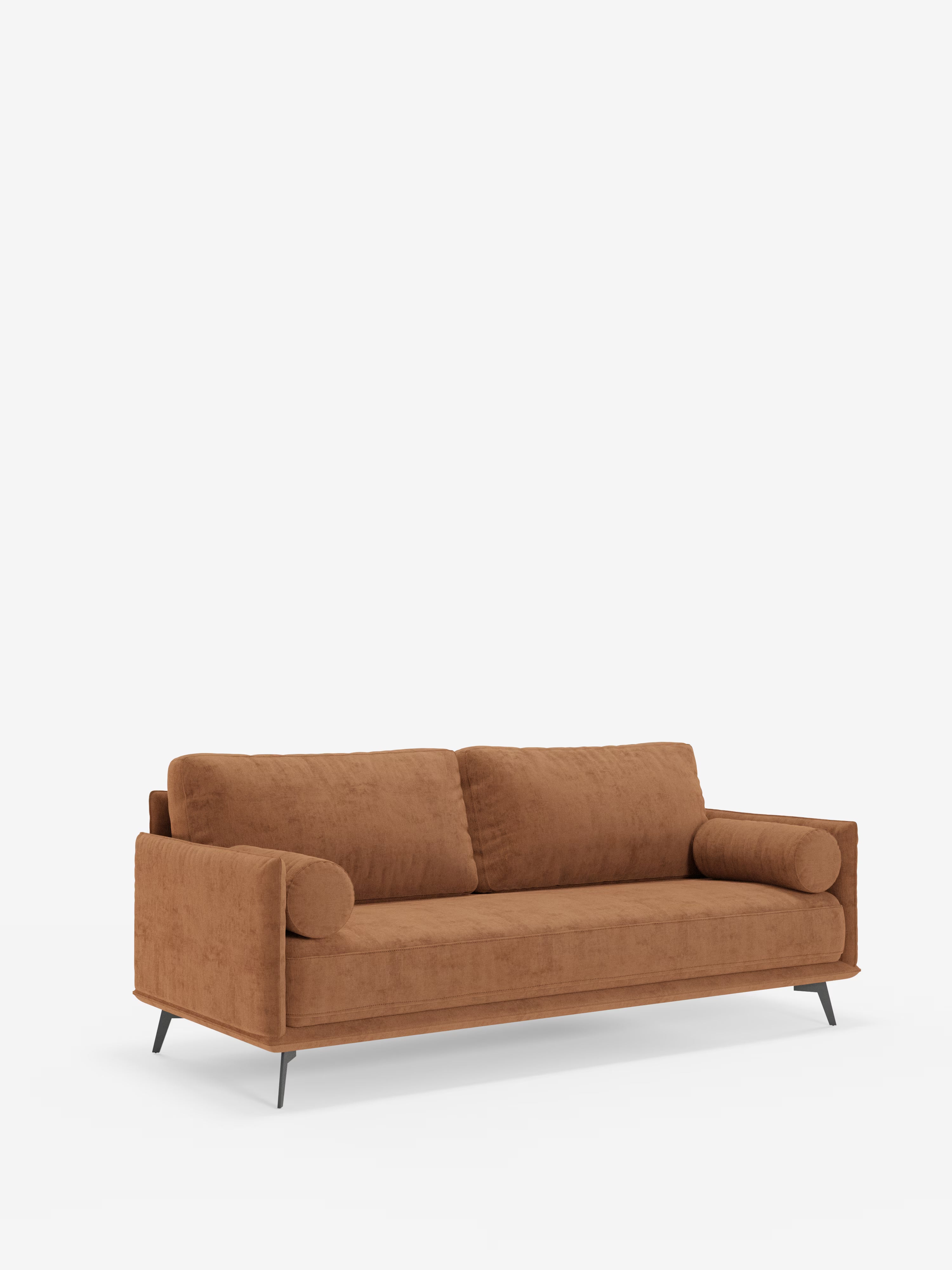 Vi presentiamo il Basalto Divano lineare a 2 posti di Divani.Store, un divano contemporaneo color marrone rivestito in tessuto T31 antimacchia. Questo modello è dotato di un unico cuscino di seduta, due cuscini dello schienale, cuscini cilindrici sui braccioli e poggia su sottili gambe angolate in metallo nero che gli conferiscono un look minimalista, presentato su uno sfondo bianco a tinta unita.