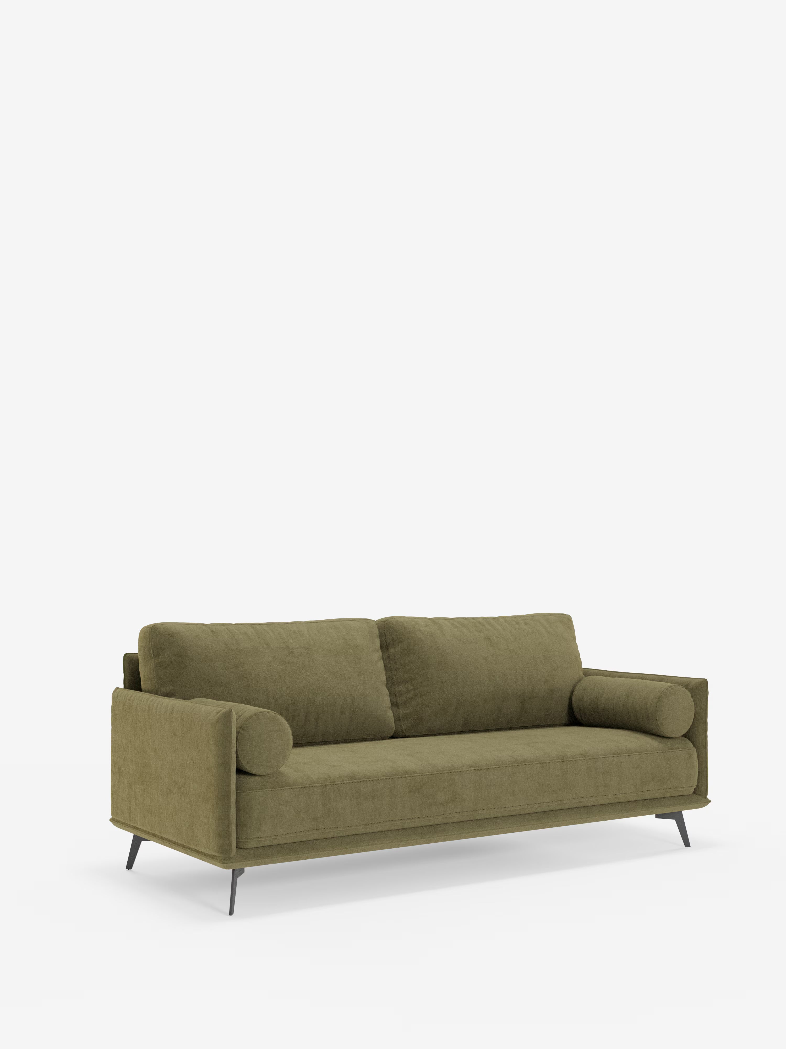 Il divano lineare Basalto a 2 o 3 posti di Divani.Store è un moderno divano color verde oliva caratterizzato da un esclusivo cuscino di seduta singolo, un'elegante base in metallo e un rivestimento in tessuto T31 antimacchia e sfoderabile per una facile pulizia; è presentato su uno sfondo bianco a tinta unita.