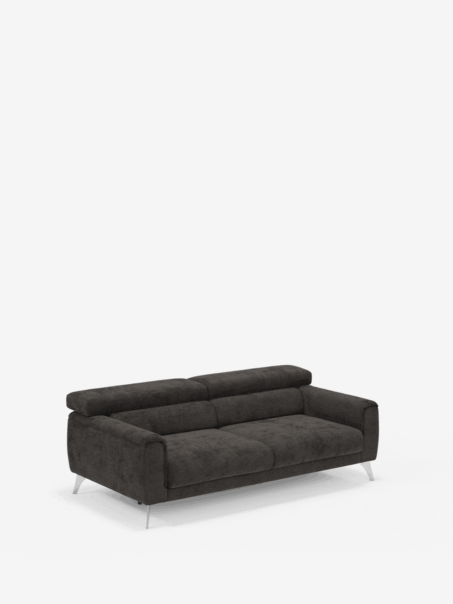 Un divano a due posti Caravaggio in grigio scuro, dal design contemporaneo, di Divani.Store, realizzato in elegante tessuto T31 resistente alle macchie, caratterizzato da ampi cuscini, schienali bassi con poggiatesta cilindrici regolabili e sottili gambe in metallo. Su uno sfondo bianco a tinta unita, questo divano lineare può ospitare due persone e si distingue per le linee pulite e il design minimalista.
