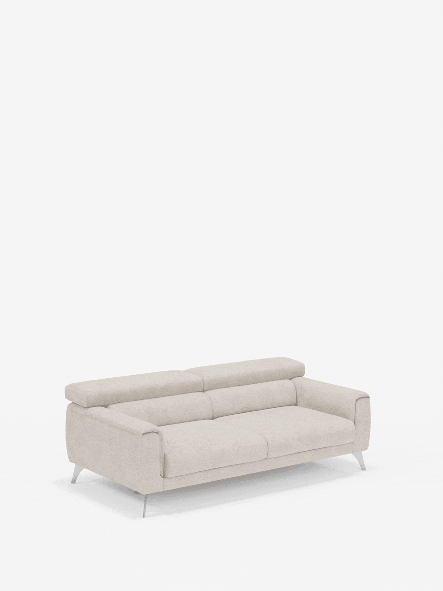 Al centro di uno sfondo bianco uniforme, con ampio spazio libero nella parte superiore, il divano Caravaggio a 2 e 3 posti con sedute allungabili e poggiatesta reclinabili di Divani.Store, rivestito in elegante tessuto smacchiabile T31 beige chiaro, presenta cuscini rettangolari e gambe angolari in metallo: una scelta ideale per valorizzare qualsiasi soggiorno contemporaneo.