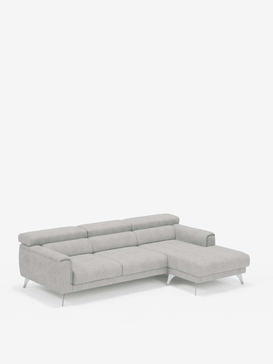 Un divano angolare contemporaneo Caravaggio con penisola e sedute scorrevoli in tessuto smacchiabile T31 di Divani.Store, rivestito in morbido tessuto testurizzato grigio chiaro, presenta un design a forma di L con schienali bassi, ampi cuscini ed eleganti gambe in metallo. La chaise longue è posizionata sul lato destro, su uno sfondo bianco liscio senza altri oggetti presenti.