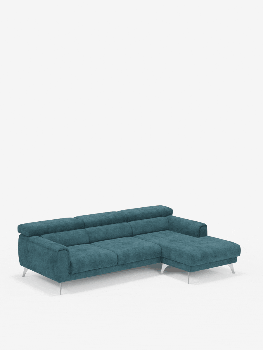 Il divano angolare Caravaggio con penisola e sedute scorrevoli in tessuto smacchiabile T31 di Divani.Store è un moderno divano componibile a L color verde acqua, caratterizzato da una chaise longue sul lato destro, schienali bassi, sedute imbottite ed eleganti gambe in metallo, presentato su uno sfondo bianco a tinta unita.